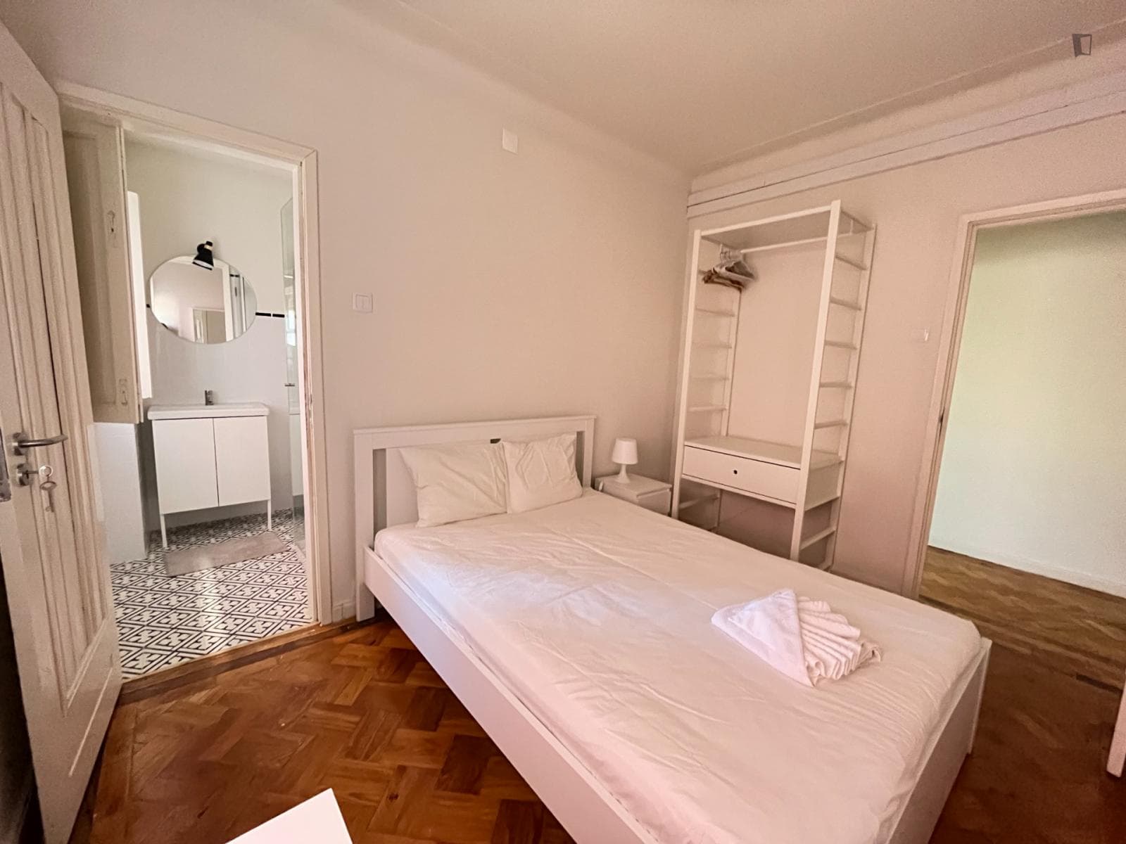Smart double ensuite bedroom very close to Casa da Musica metro station photo 1