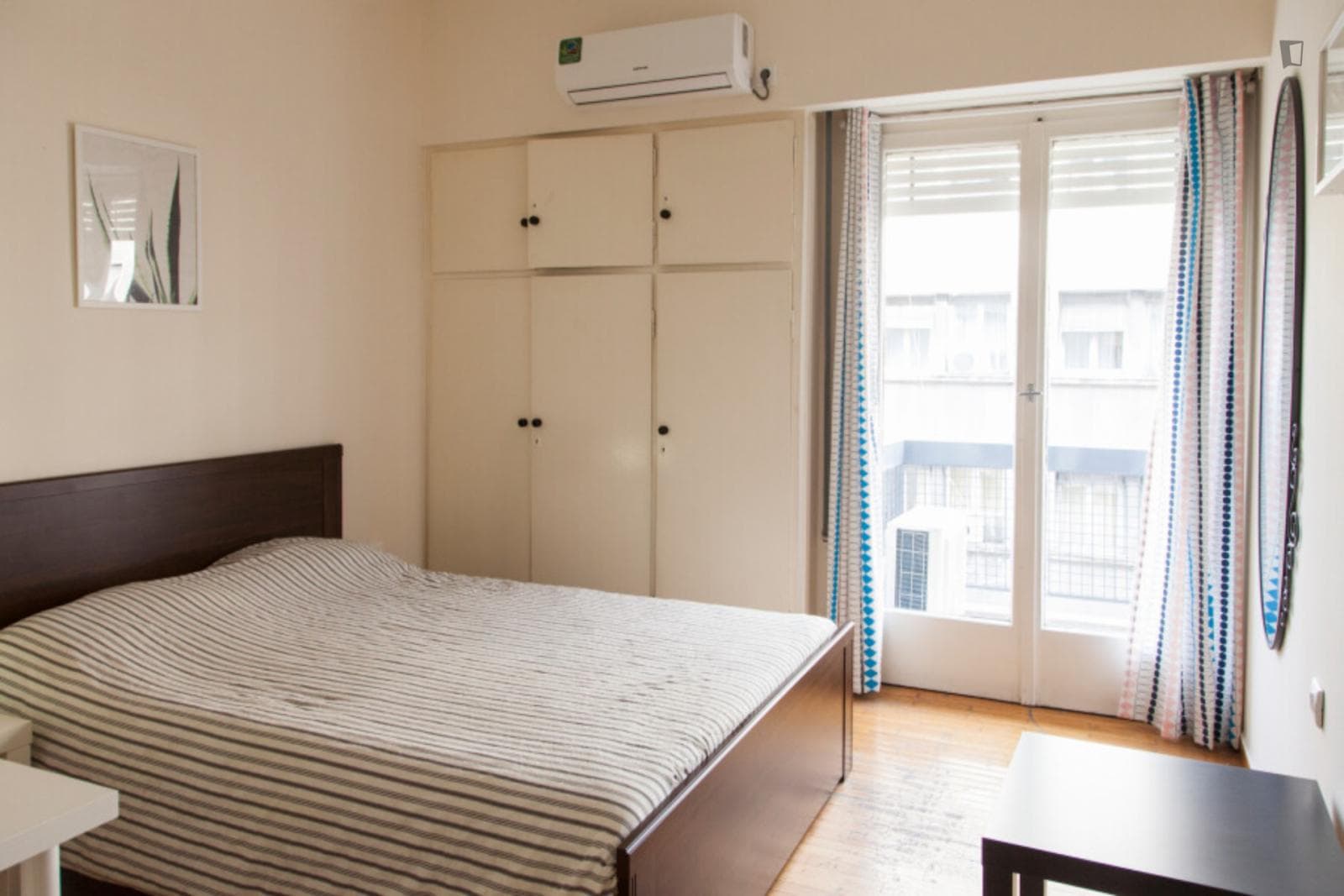 Sunny Room w/Double Bed, AC, Balcony Short Walk to Metro and Athens University photo 1