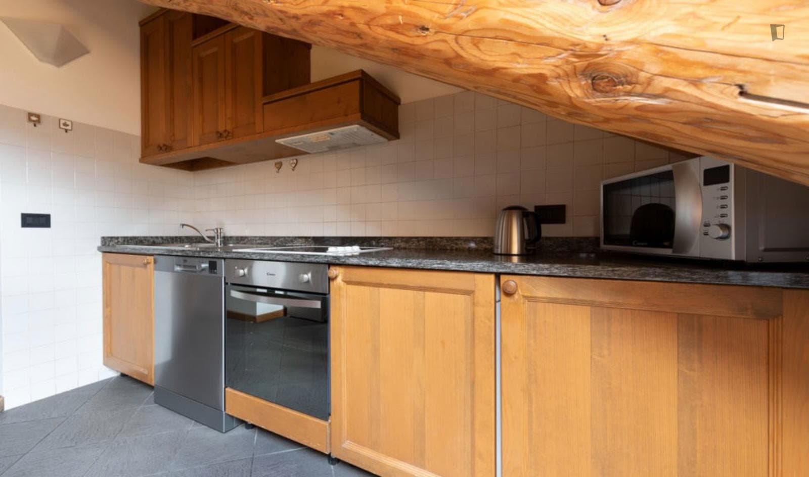 Welcoming 2-bedroom apartment close to Castello di San Pietro photo 1