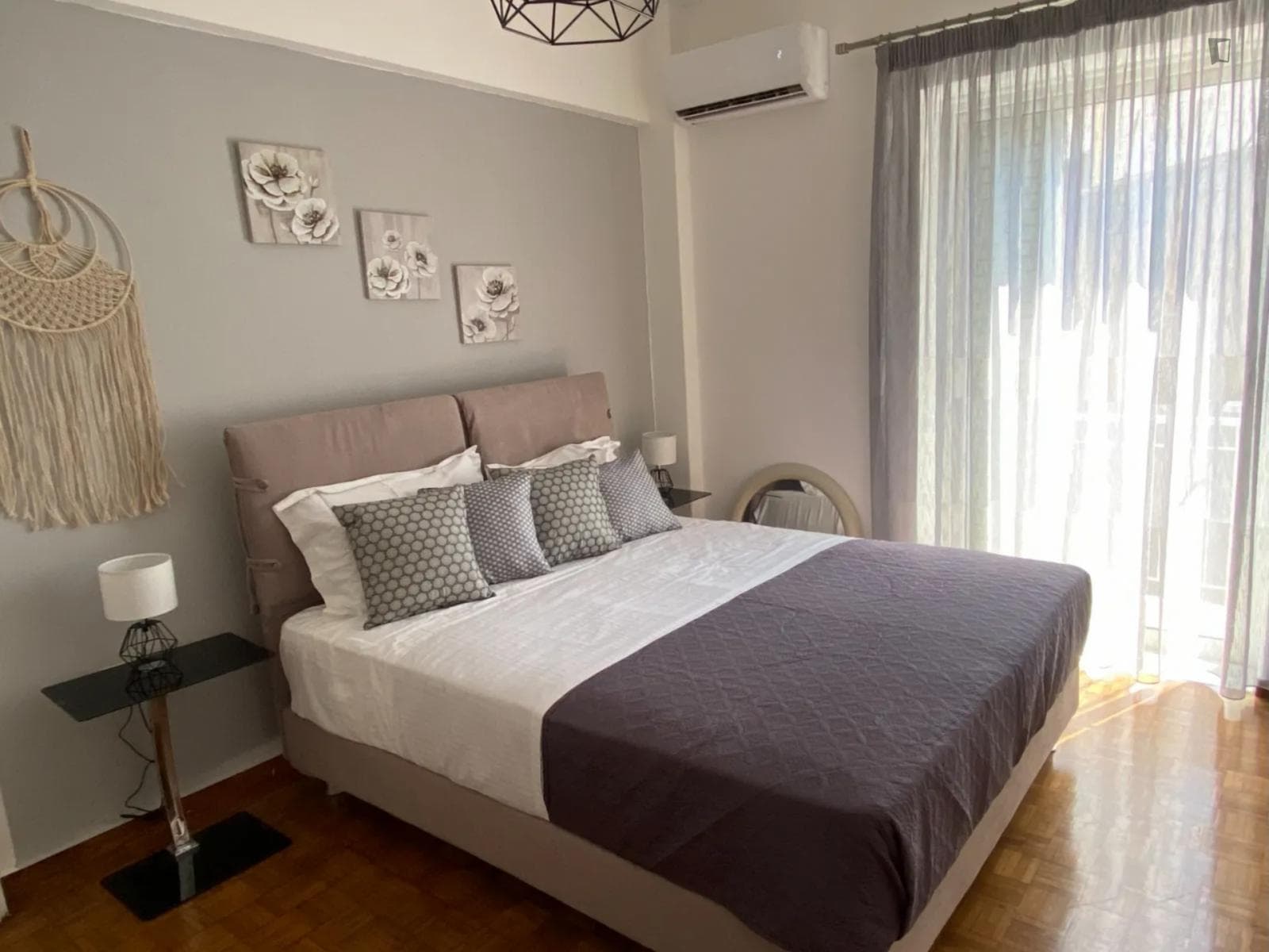 Amazing bedroom near Victoria metro photo 1