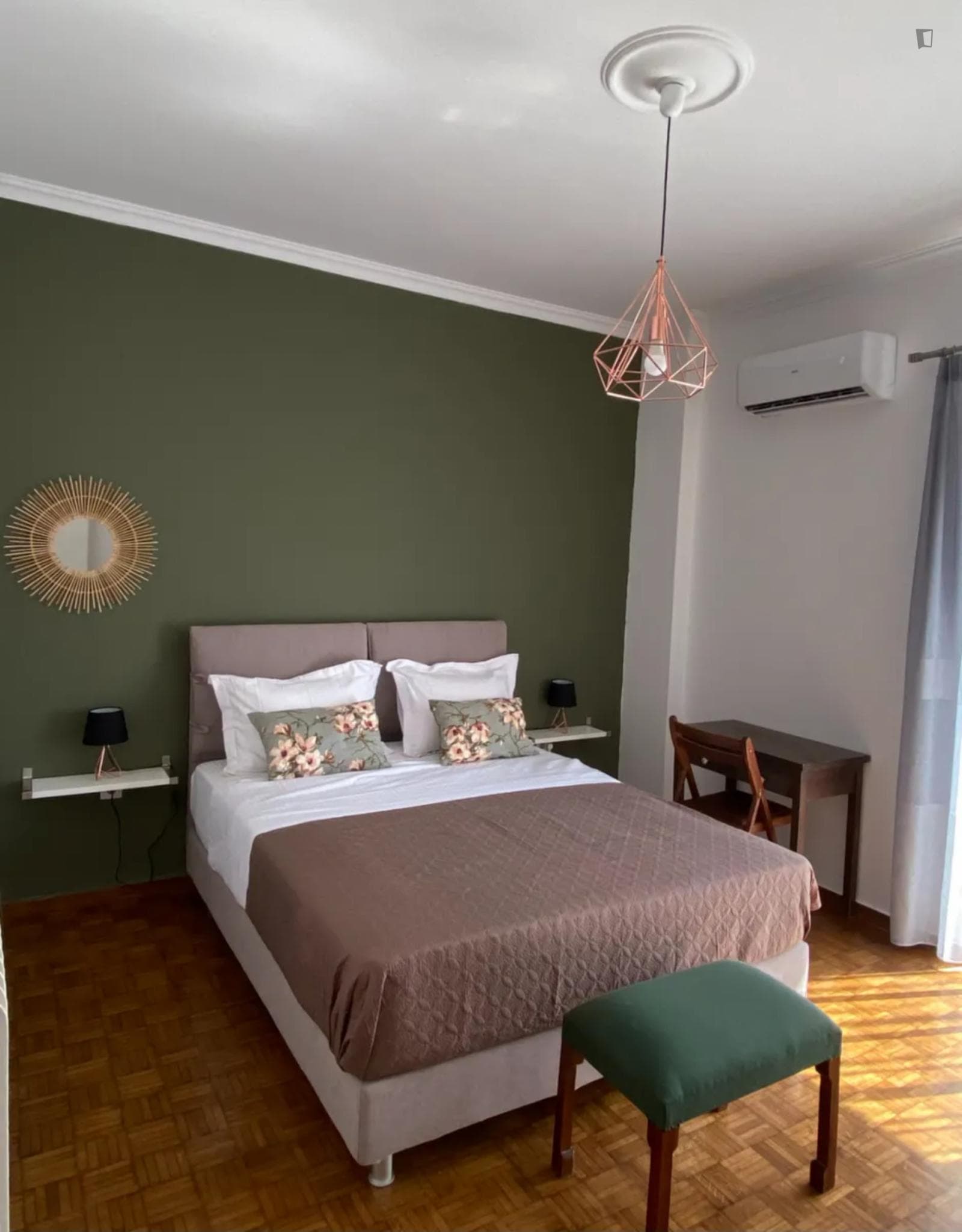 Delightful bedroom near Victoria metro photo 1