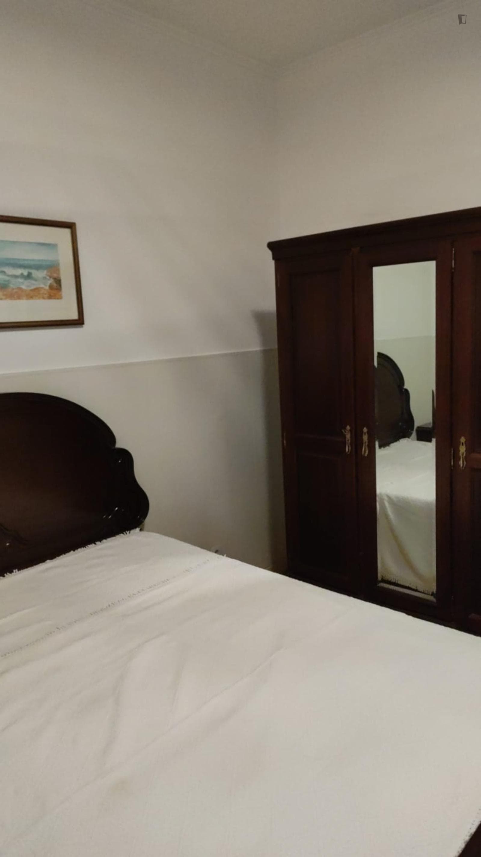 Nice double bedroom close to Arroios metro station photo 1