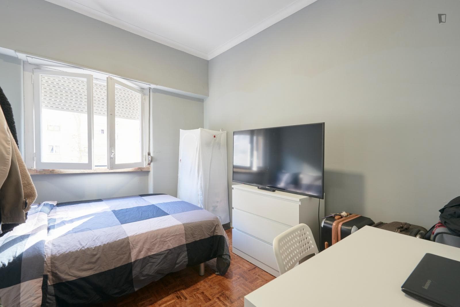 Snug double bedroom in a 6-Bedroom apartment, close to Colombo Shopping Centre photo 1