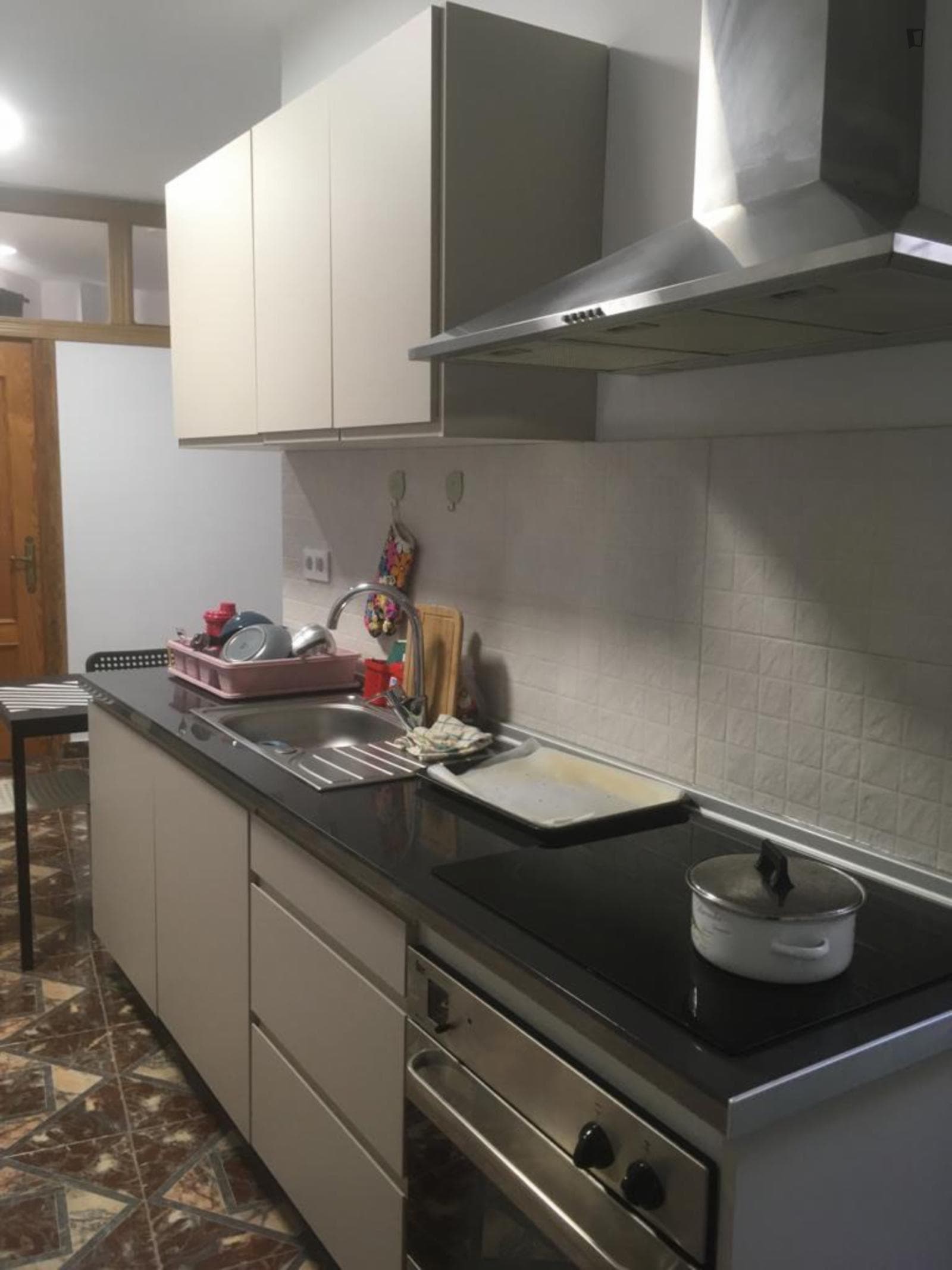 Stunning double bedroom in a 4-bedroom flat close to Puerta de Purchena photo 1