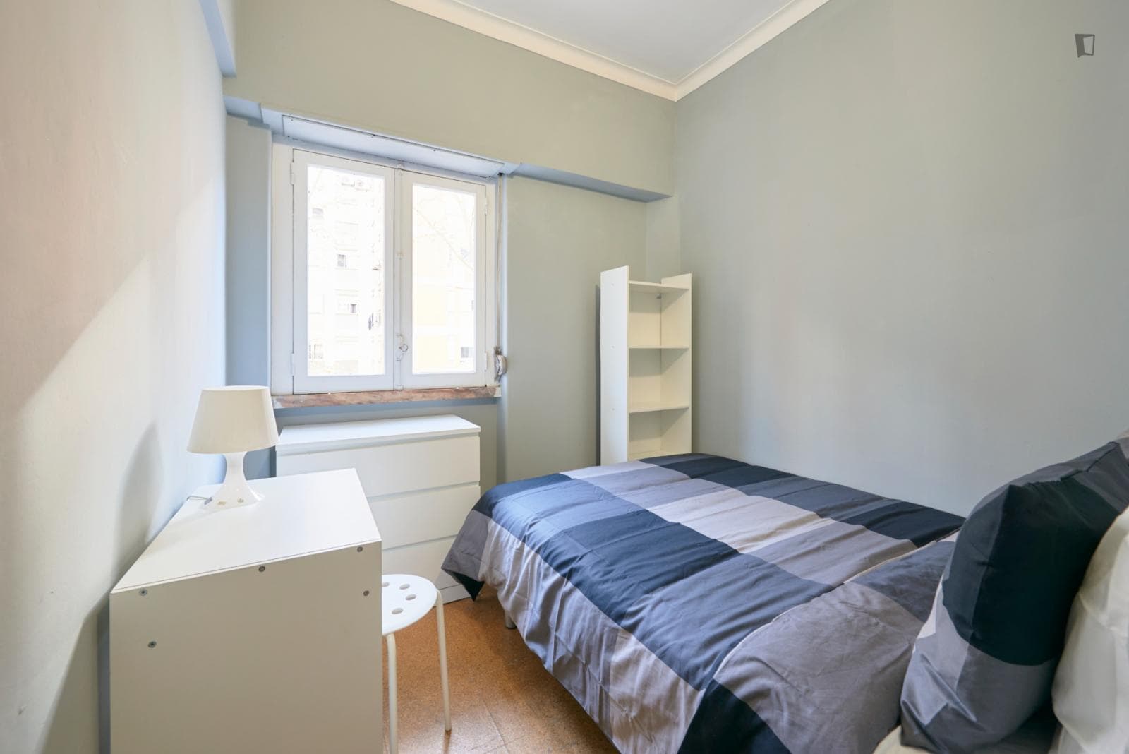 Bright double bedroom in a 6-Bedroom apartment, close to Colégio Militar metro station photo 1