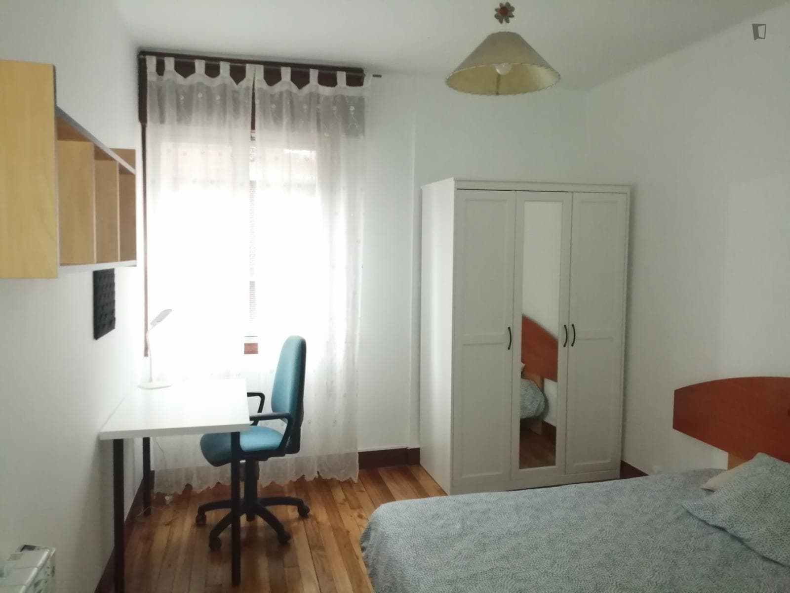 Neat double bedroom near the underground station "Etxebarri" photo 1