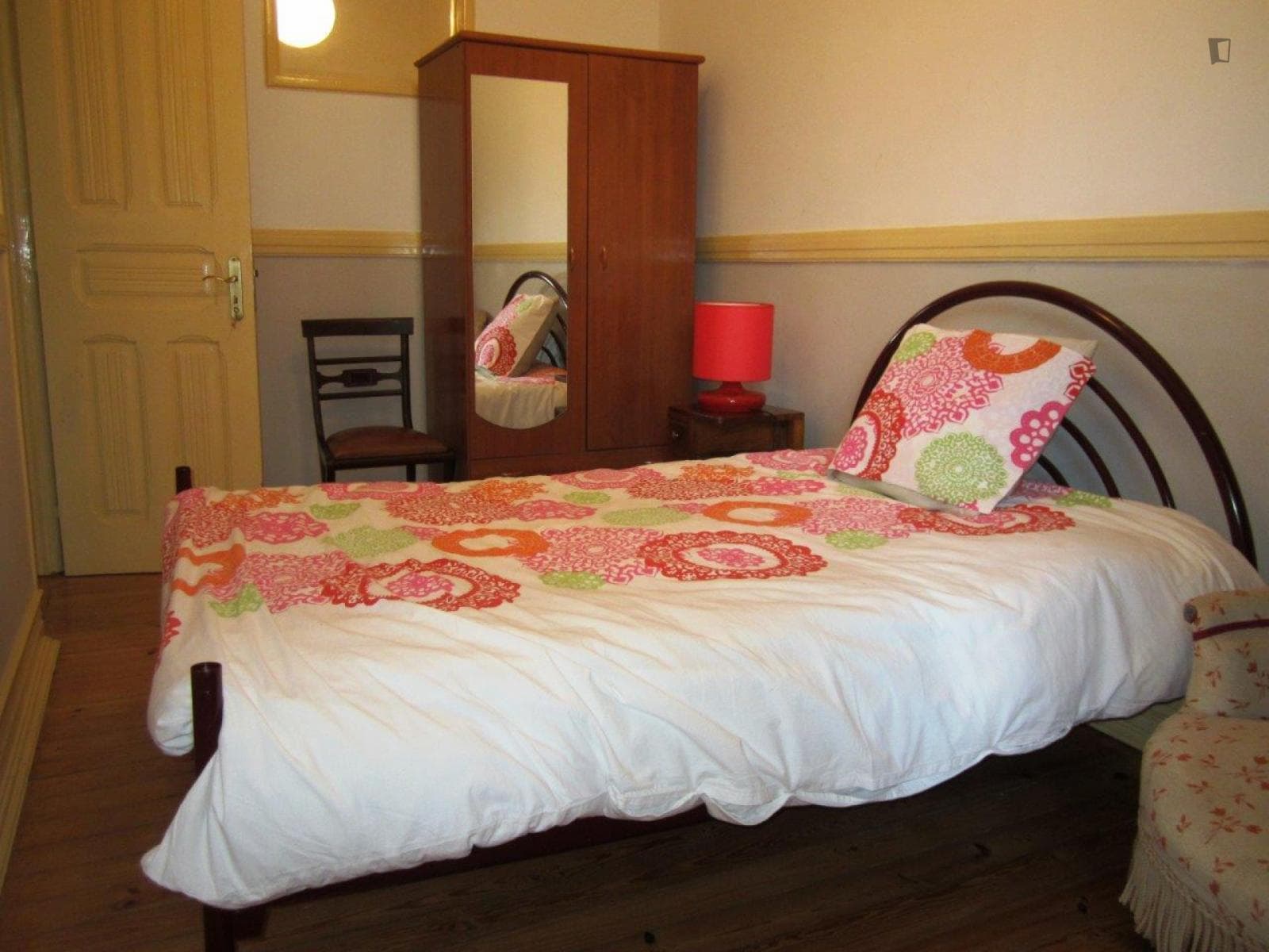 Comfy single bedroom in 4-bedroom apartment in Alcântara photo 1