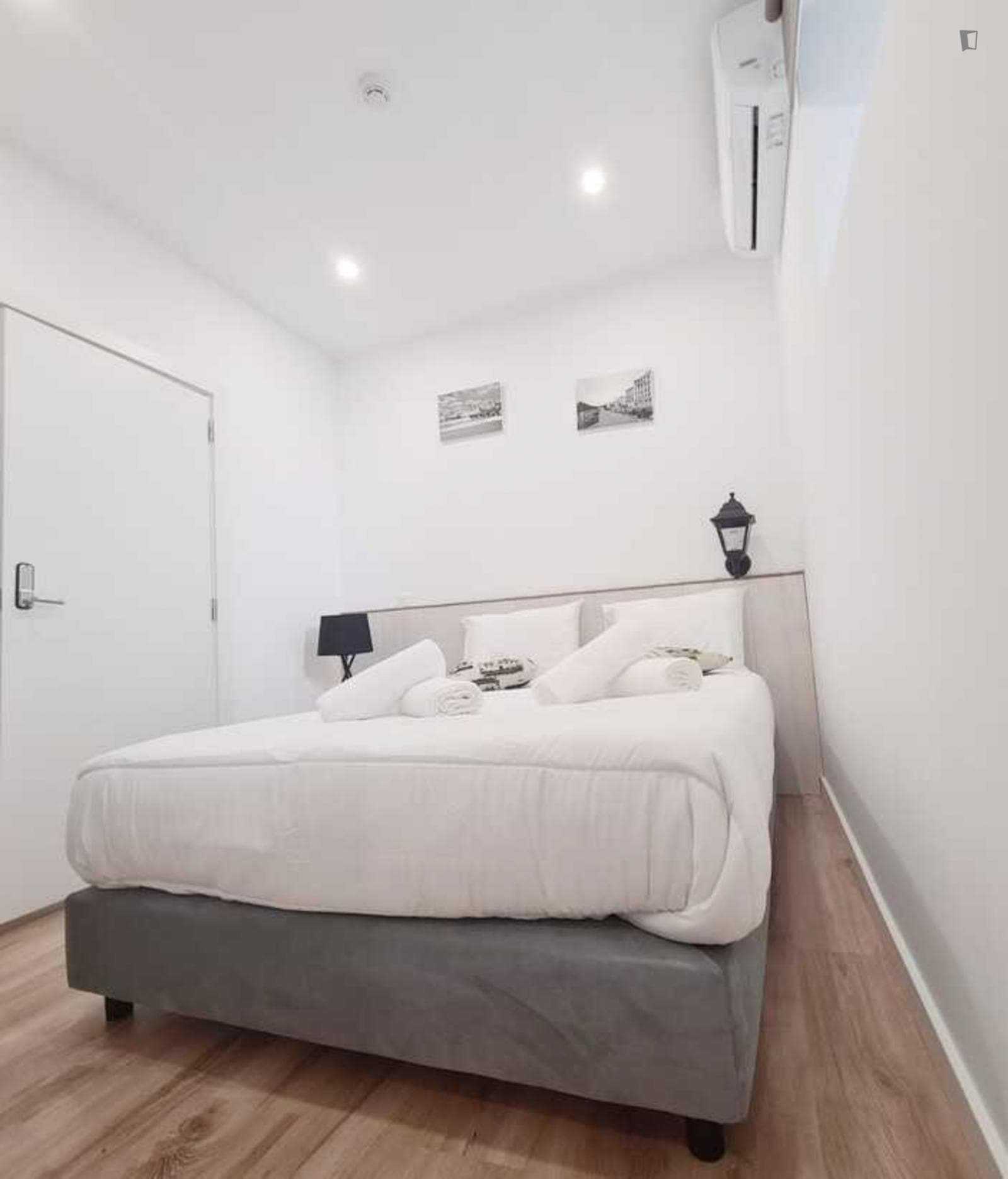 Nice double ensuite bedroom in a charming hotel photo 1