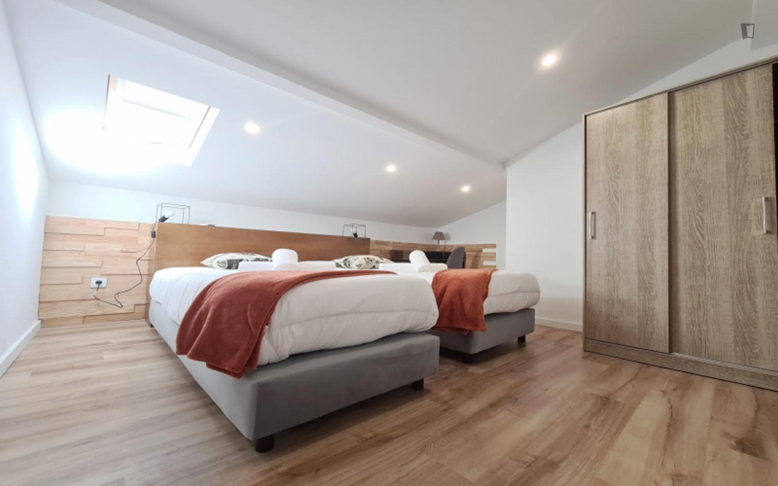 Sunny double ensuite bedroom next to Coimbra train station photo 1