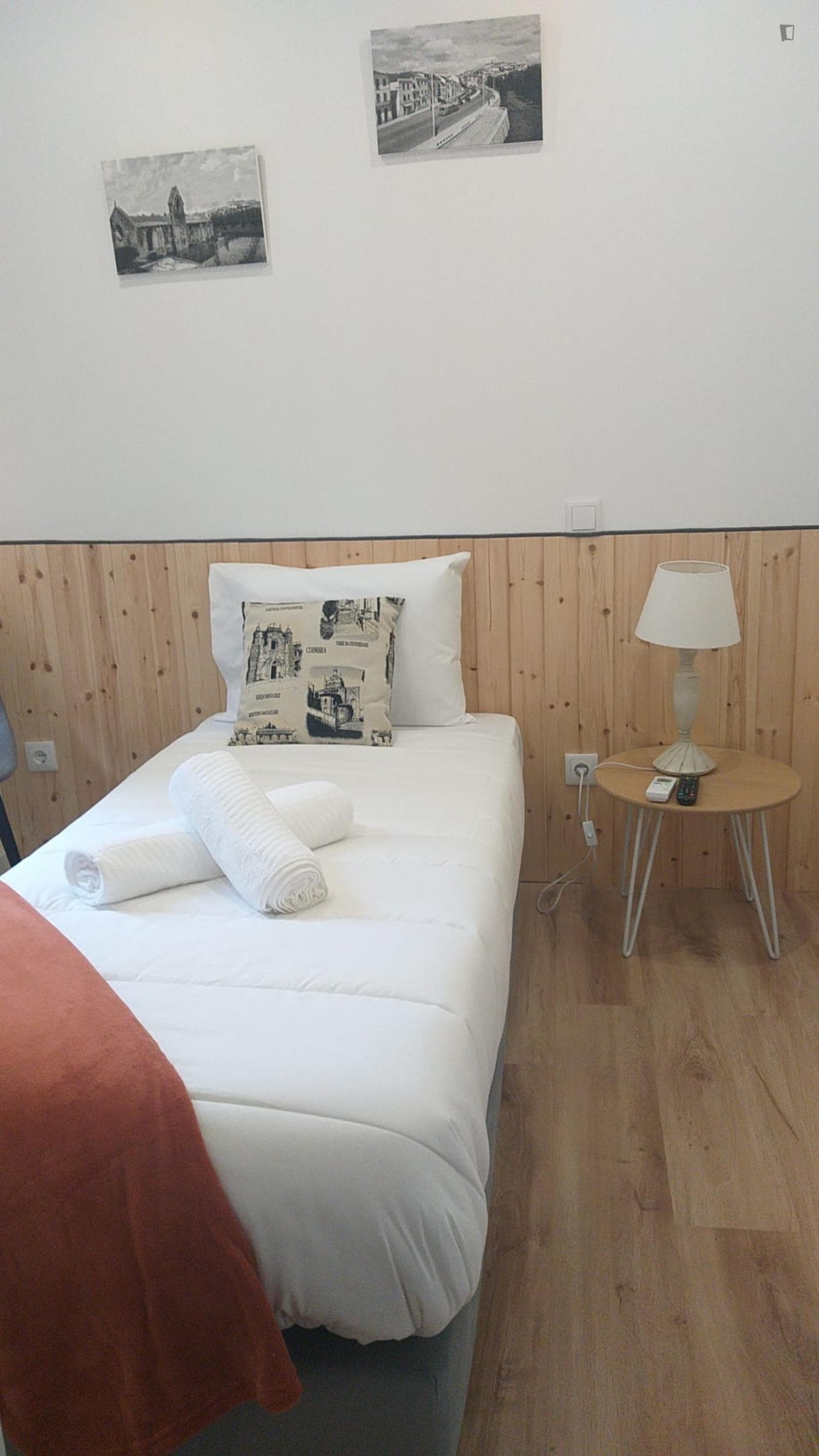 Great single ensuite bedroom in a beautiful hotel photo 1