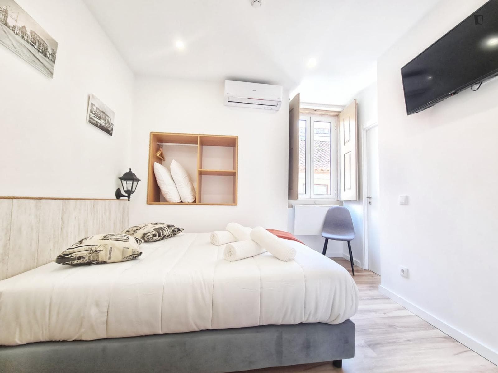 Lovely double ensuite bedroom next to Coimbra bus station photo 1