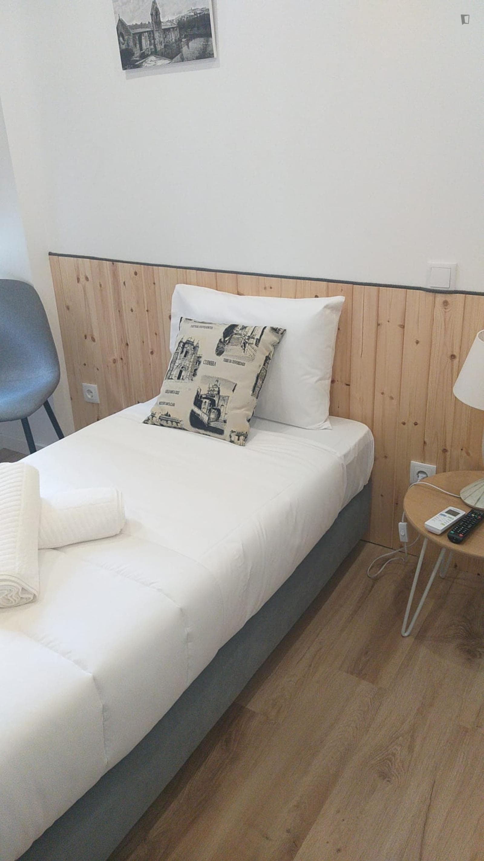 Cosy single ensuite bedroom in Coimbra photo 1