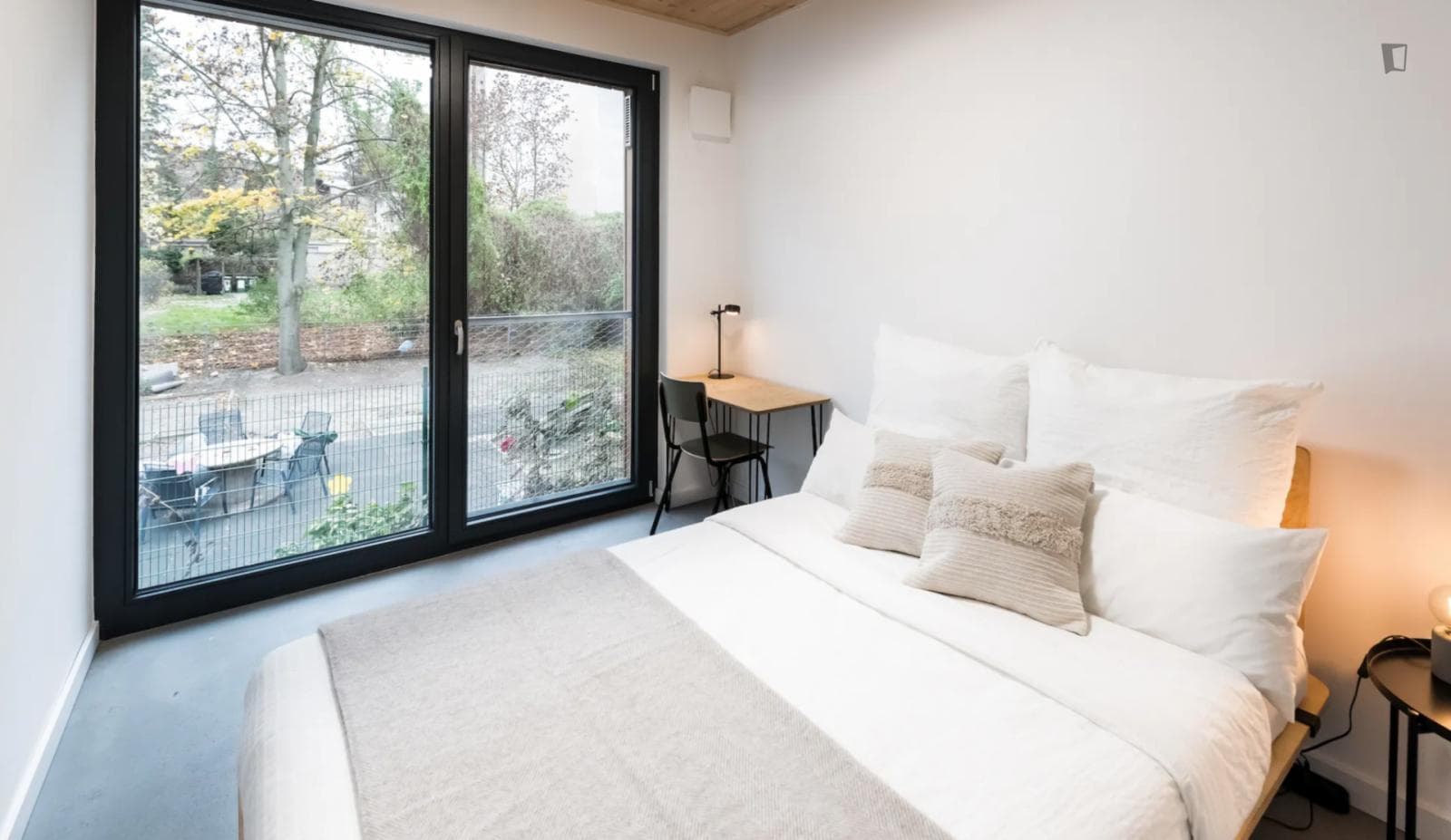 Welcoming double bedroom near Volkspark Hasenheide photo 1