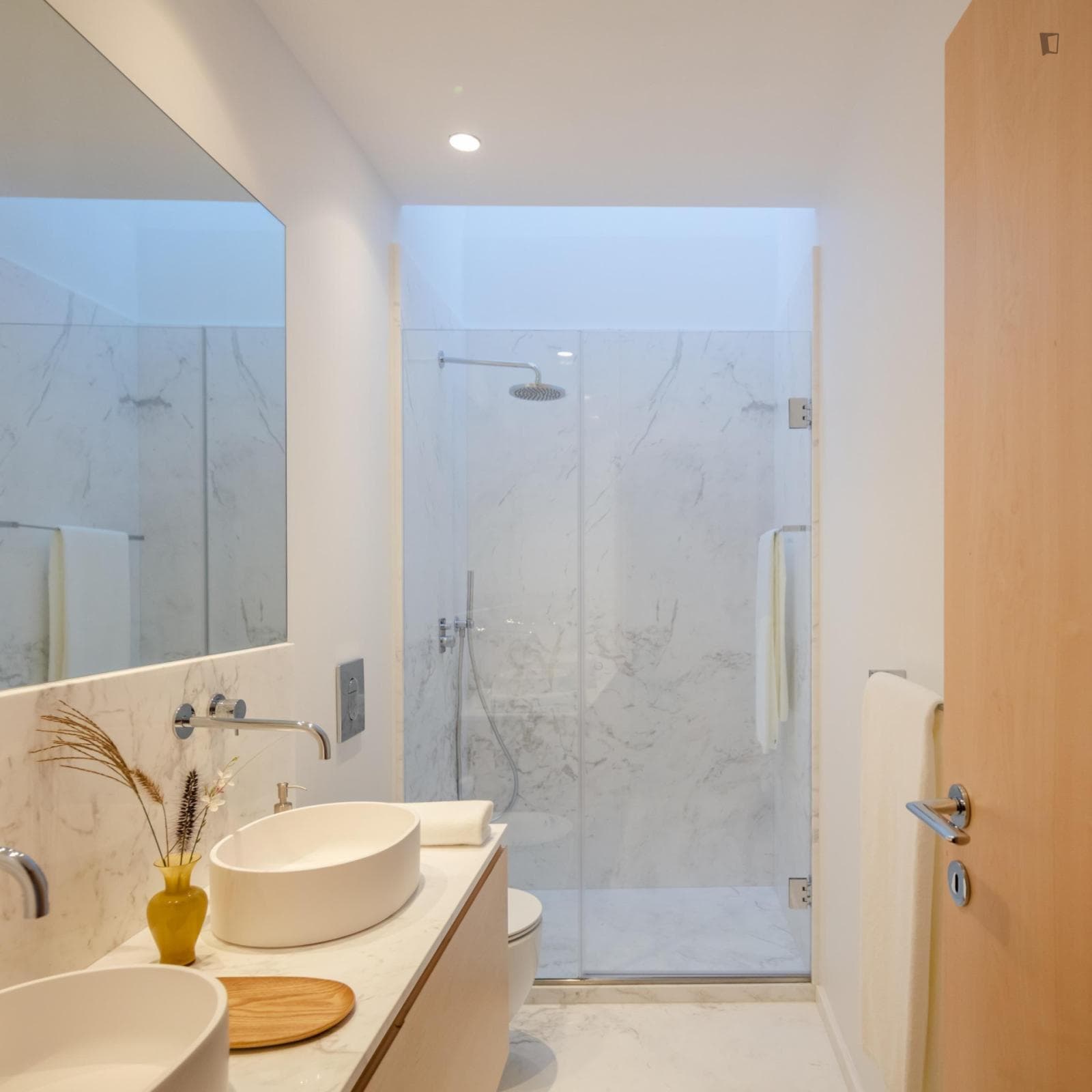 Perfect double ensuite bedroom in a 5-bedroom house with a swimming pool photo 1