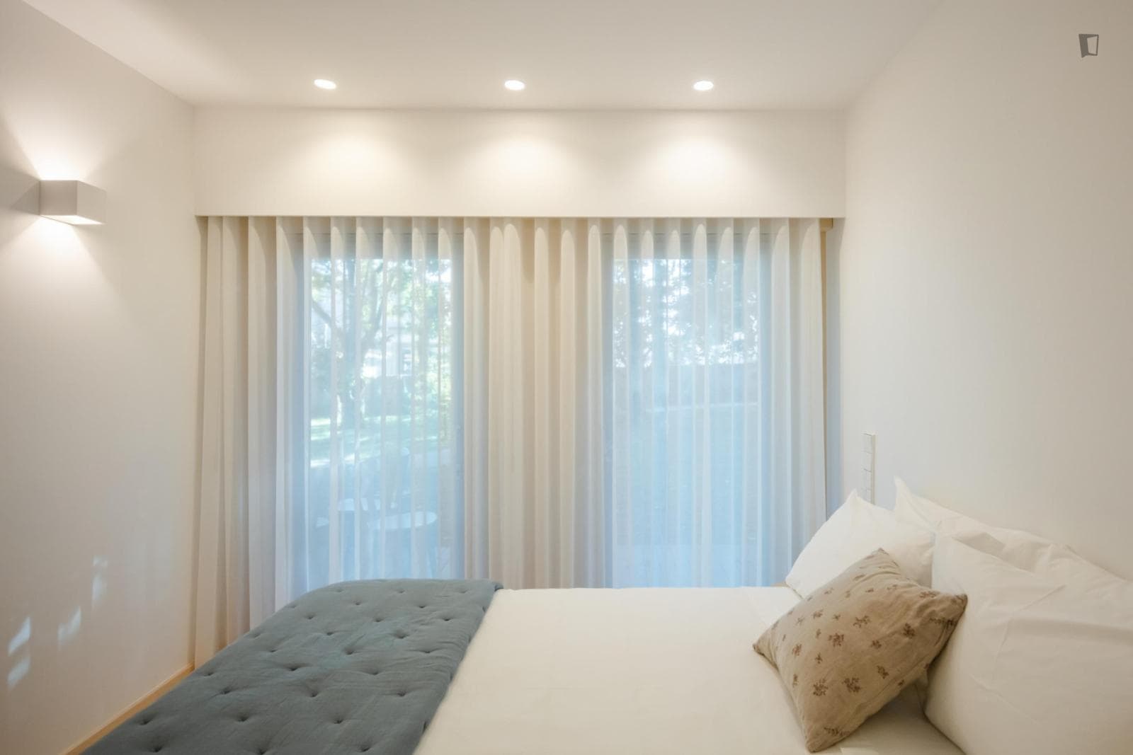 Lovely double ensuite bedroom in a fantastic house with a pool  photo 1