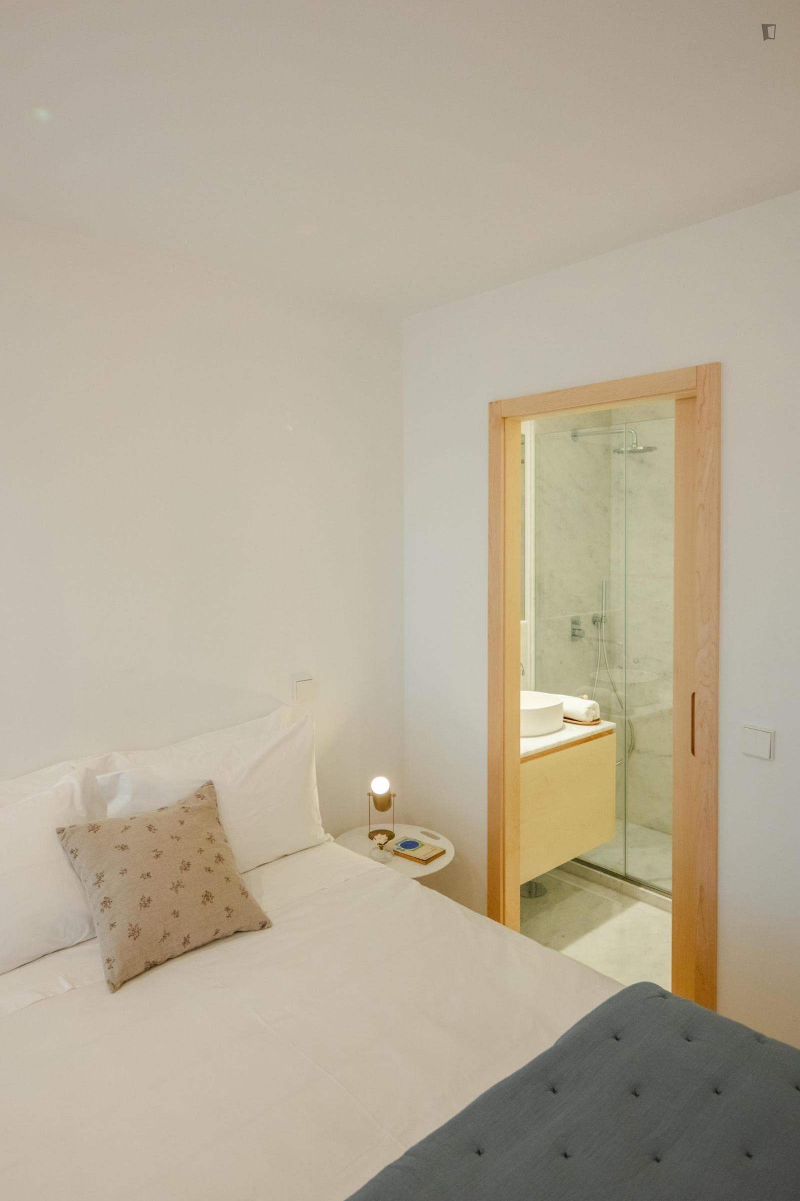 Amazing double ensuite bedroom in a charming house photo 1