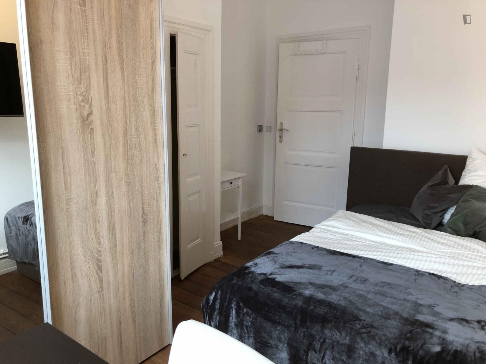 Modern double bedroom in Frankfurt photo 1