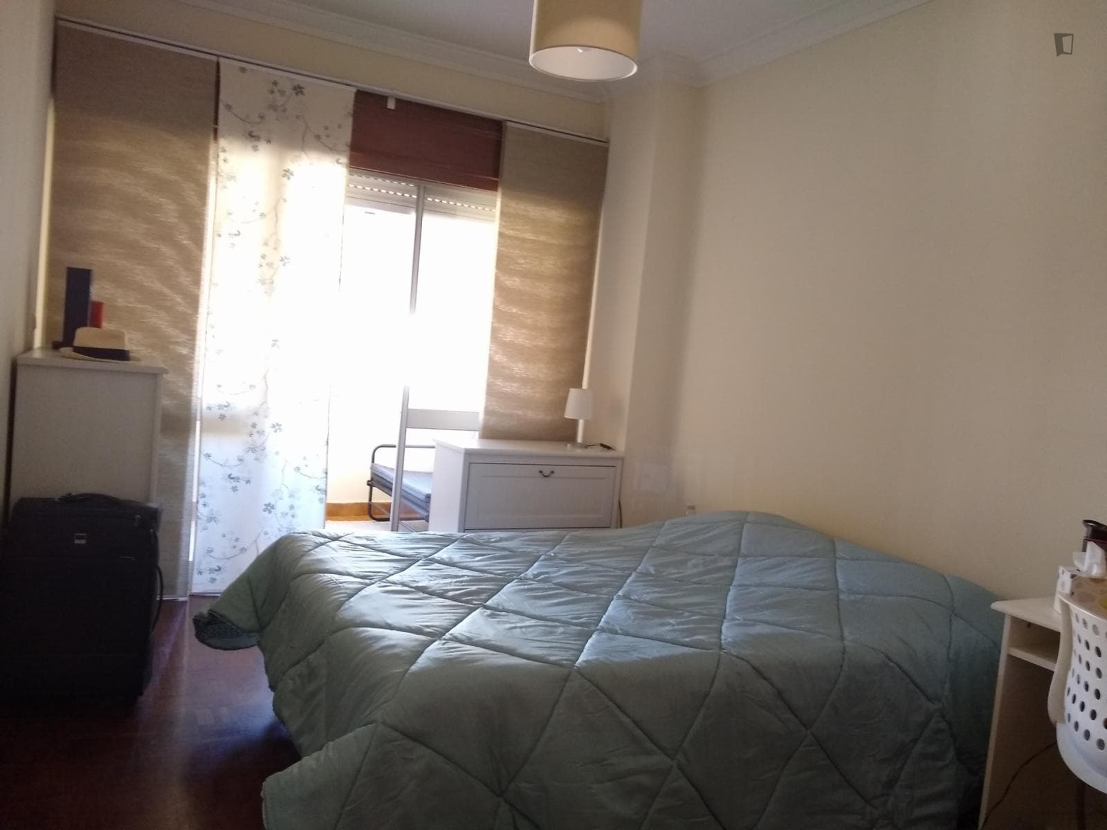 Delightful double bedroom with a balcony, in a 4-bedroom flat photo 1