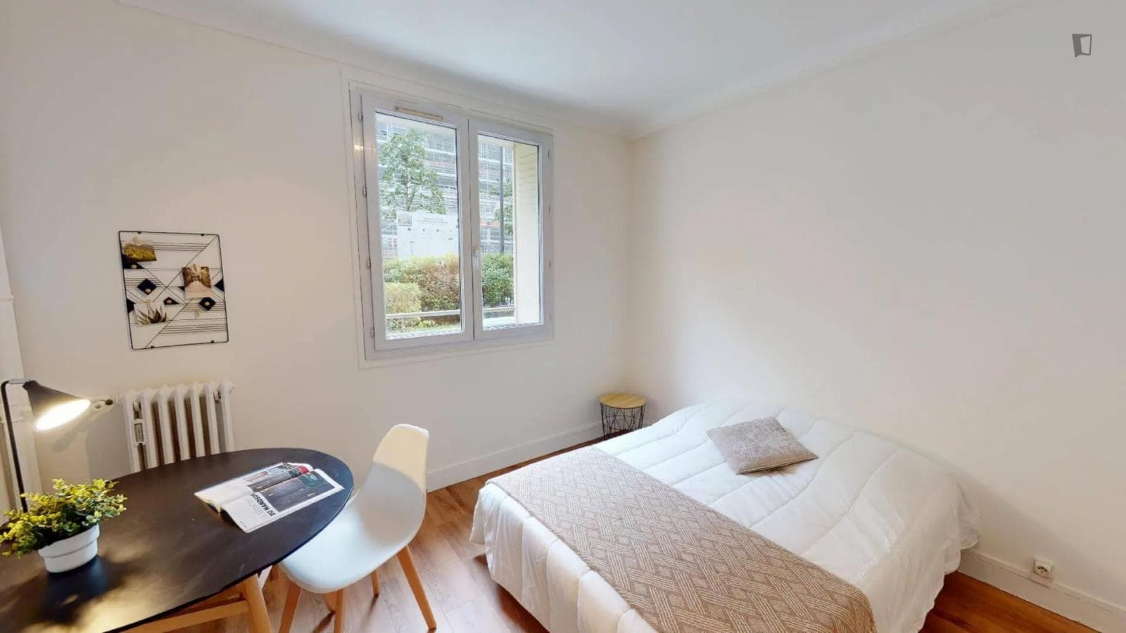Bright double bedroom in a 3-bedroom apartment close to Pont Cardinet metro station photo 1
