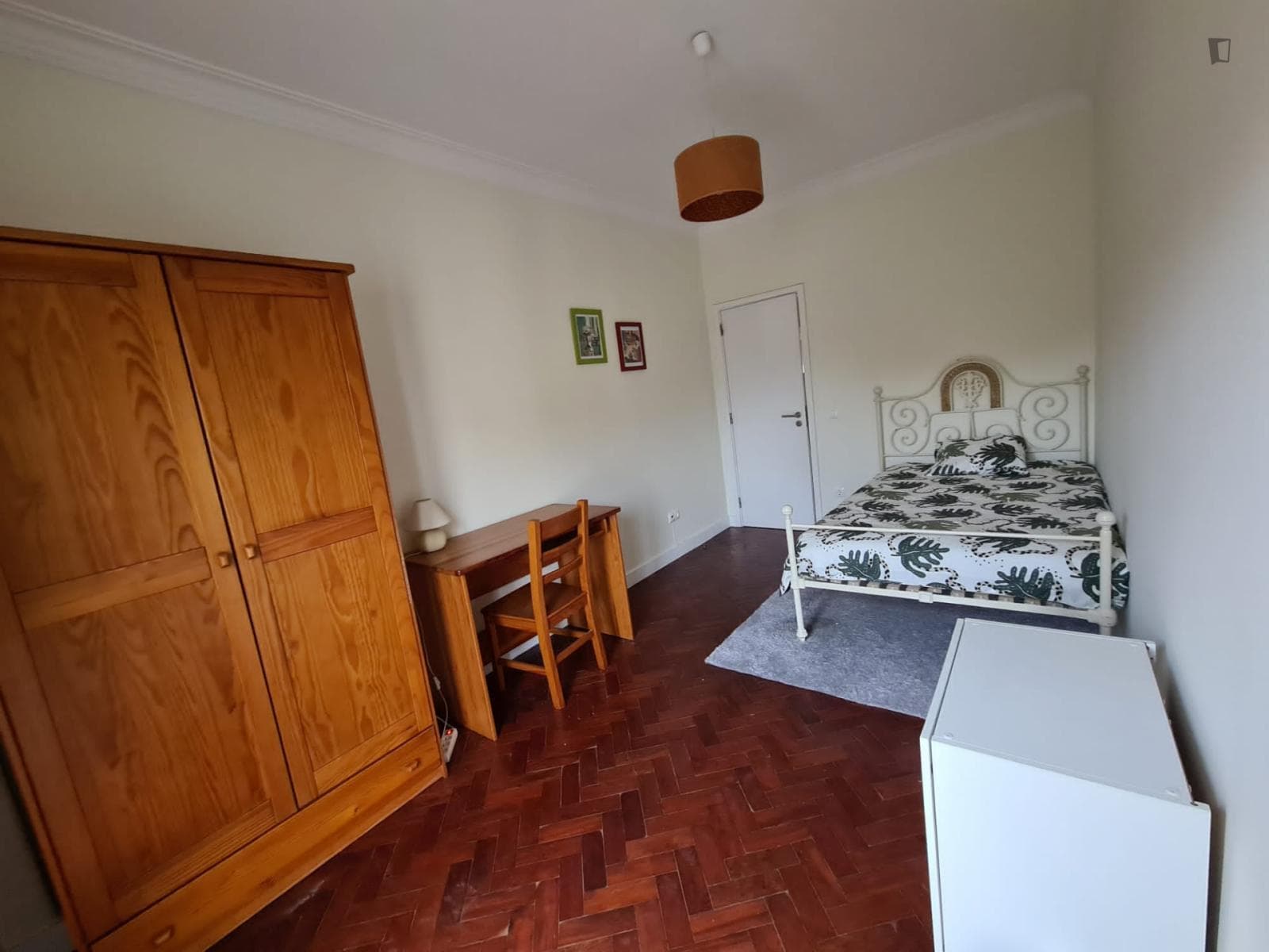 Bright double bedroom with a balcony next to Arroios metro station and IST photo 1