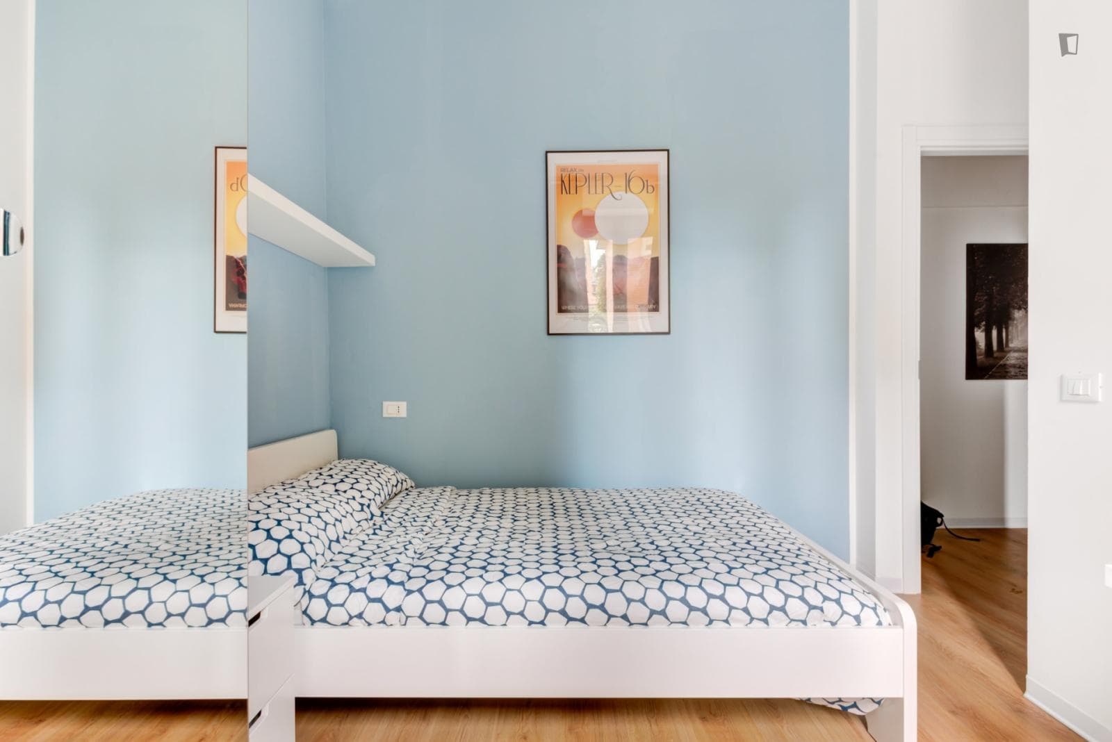 Double bedroom in Modern 5-bedroom apartment close to S. Agostino metro photo 1