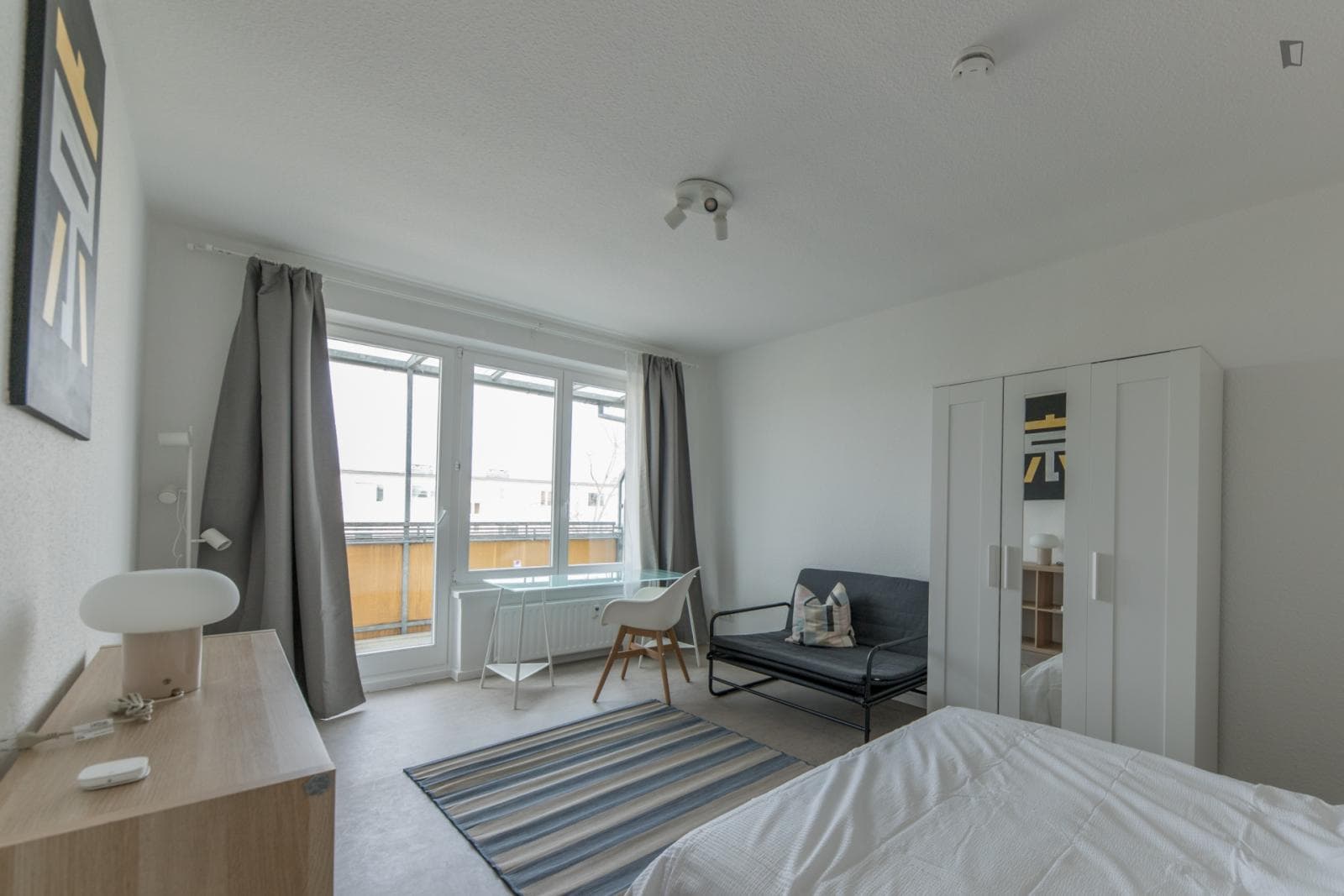 Bright and large double bedroom in 4-bedroom apartment photo 1