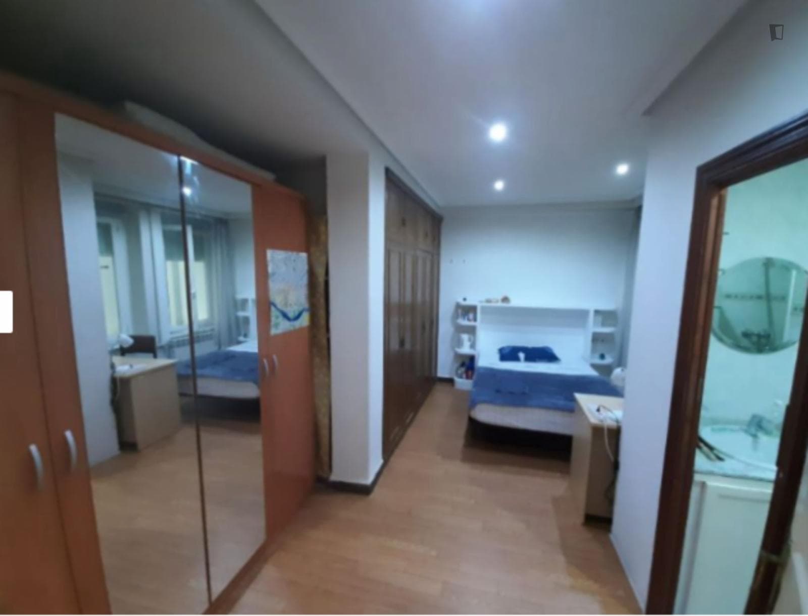 Huge bedroom in the heart of Salamanca. In an apartment with 4 bedrooms and 2 bathrooms, very bright living room, renovated kitchen. The location is perfect being in the middle of the road to the university campus and the historic center, also in front there is a very nice park. photo 1