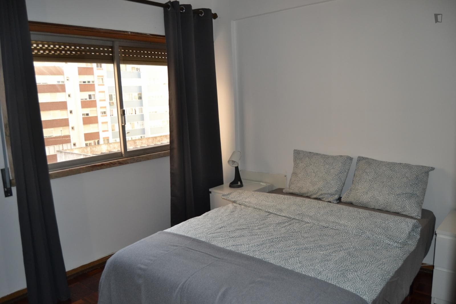 Room 5 - Cool double bedroom near Escola Superior de Comunicação Social photo 1