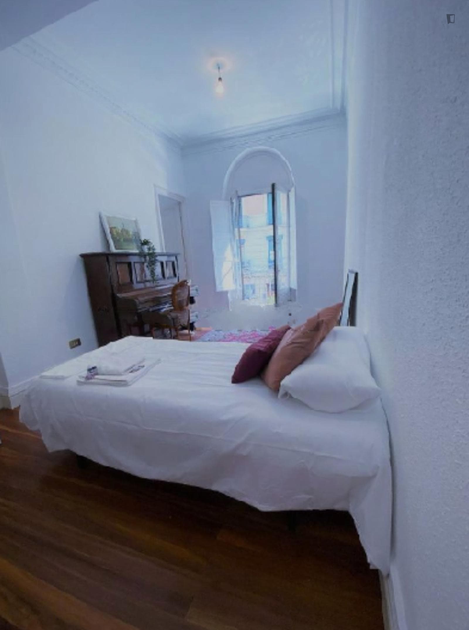 Large single bedroom with an enclosed balcony, in Abando photo 1