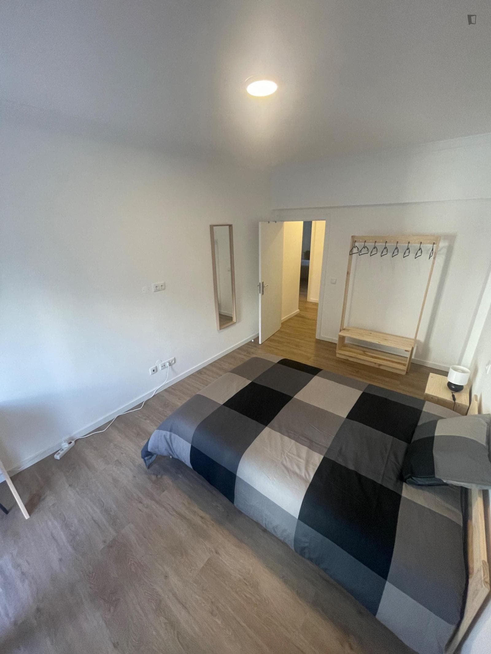 Great double bedroom in a 5-bedroom flat photo 1