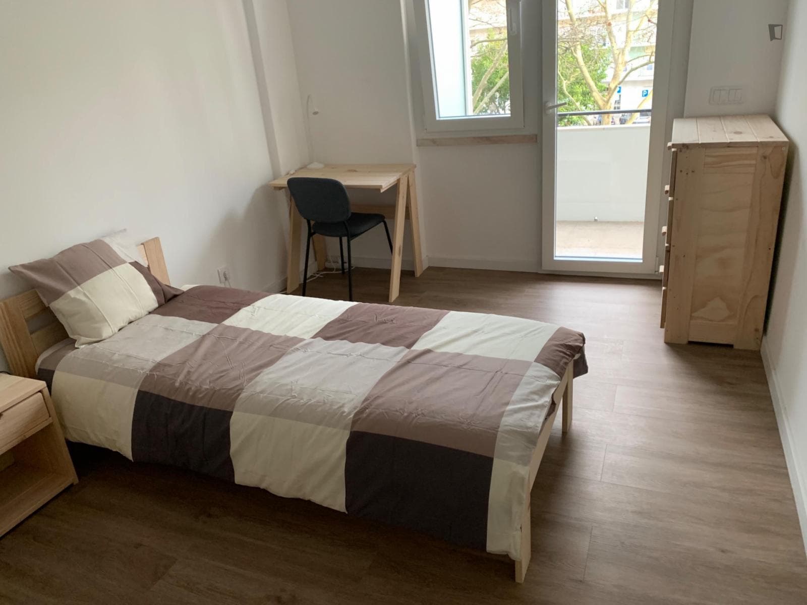 Bright single bedroom very close to Lumiar metro station photo 1