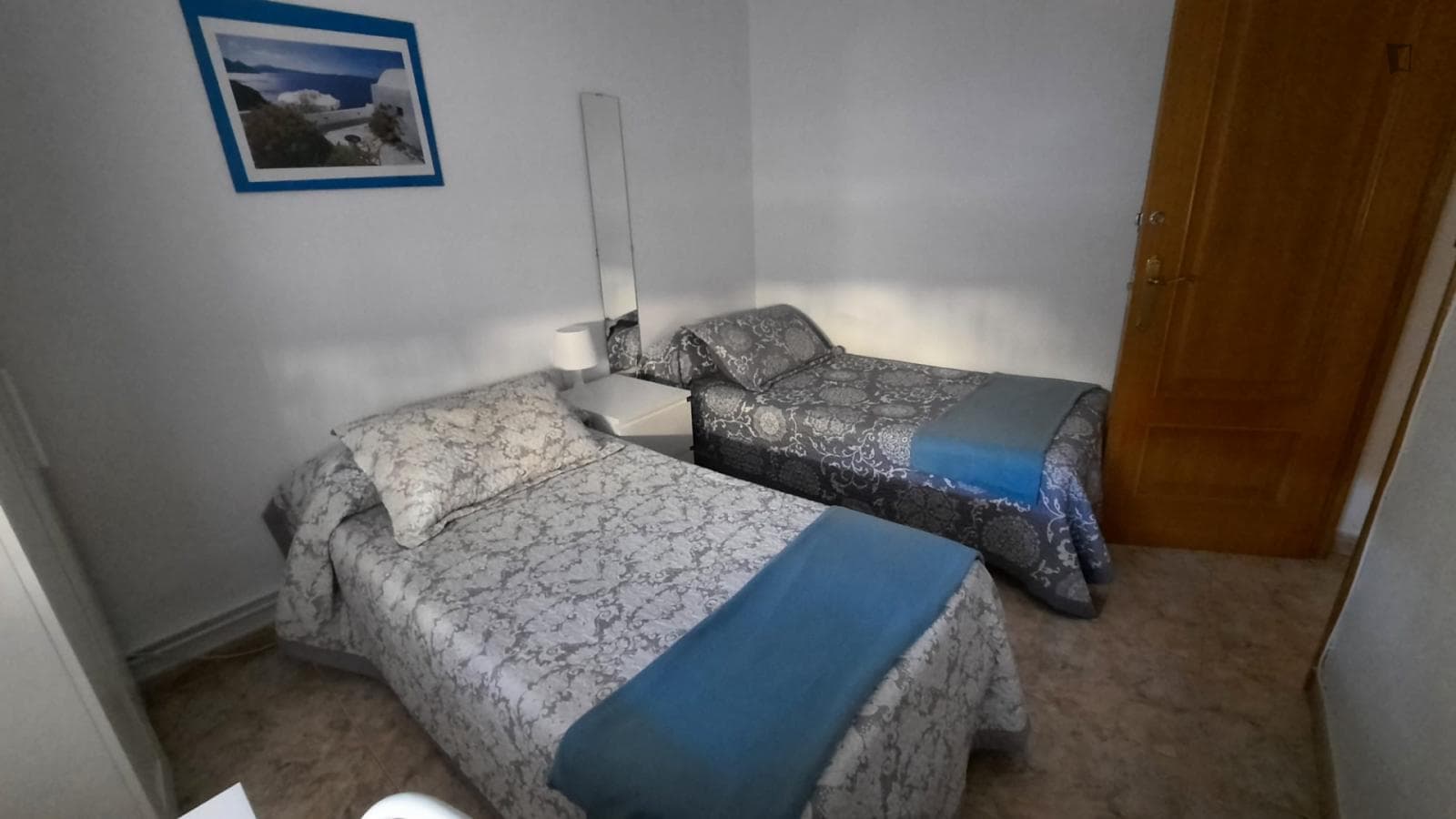 Twin bedroom photo 1