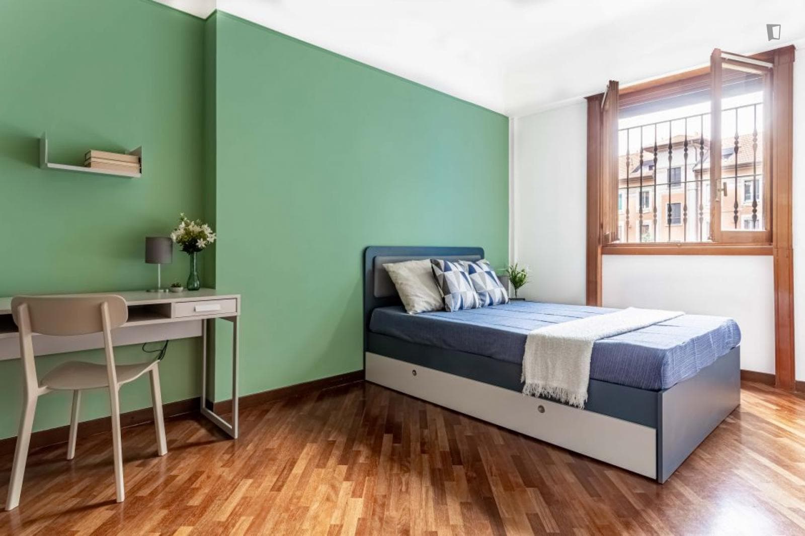 Large single bedroom in the Washington neighbourhood photo 1