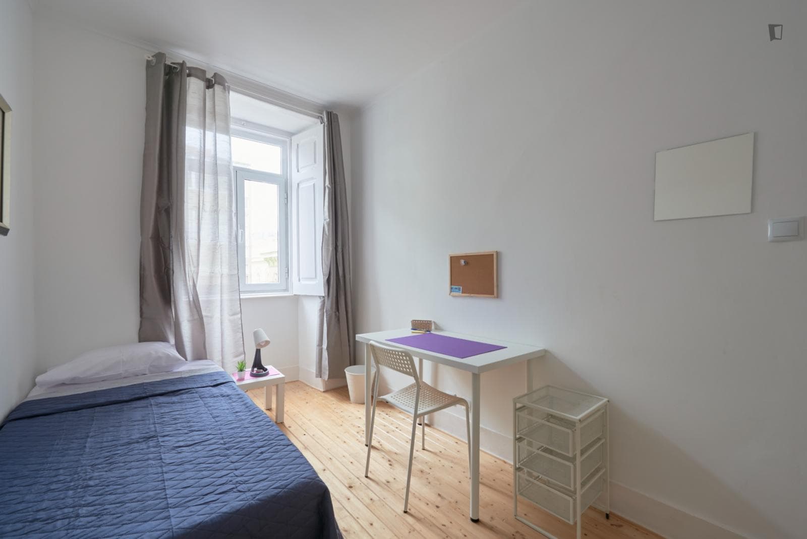 Cosy bedroom in a 9-Bedroom apartment, close to Praça Marquês de Pombal photo 1
