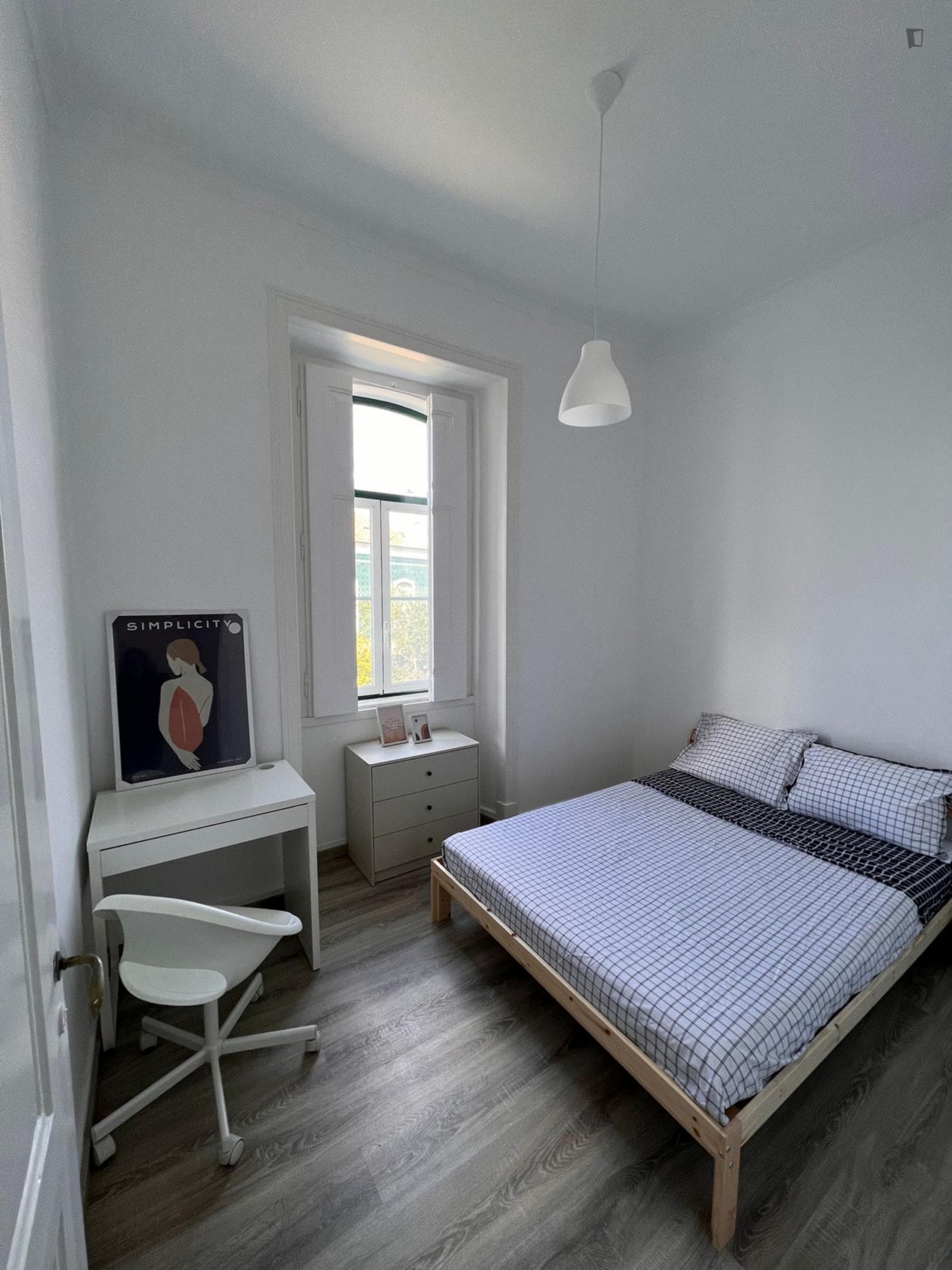Bright double bedroom close to Carcavelos Beach photo 1
