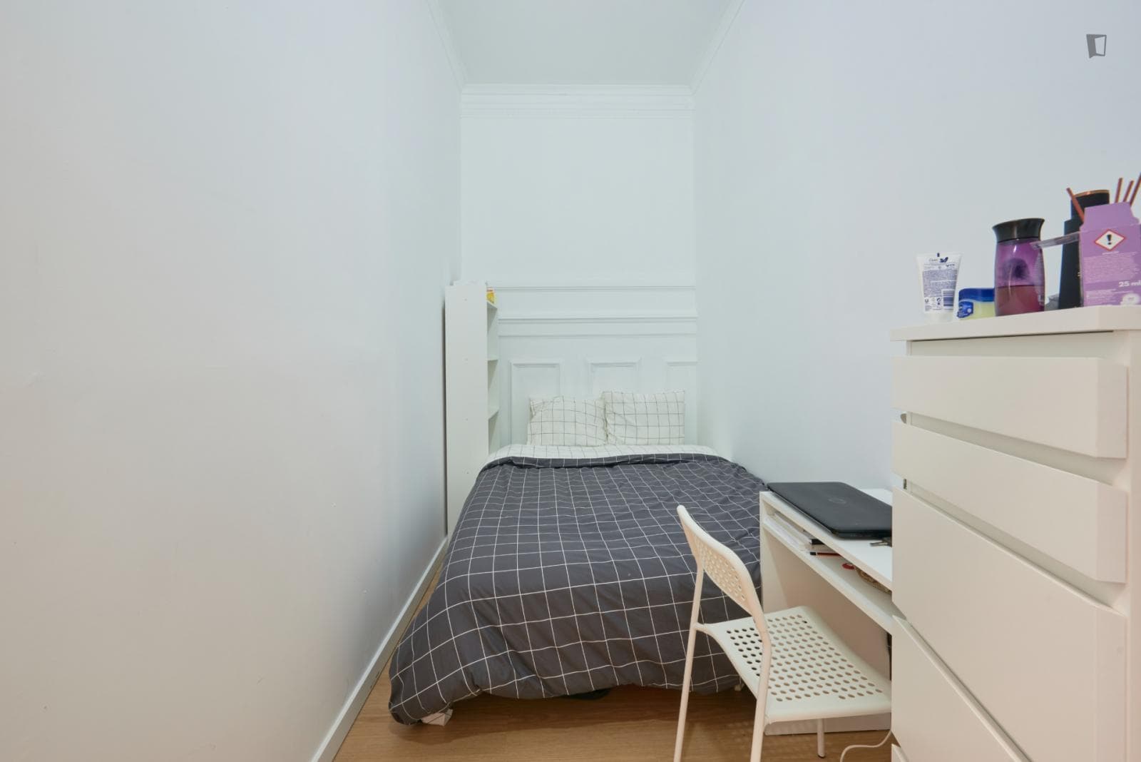 Neat double bedroom in Entrecampos photo 1