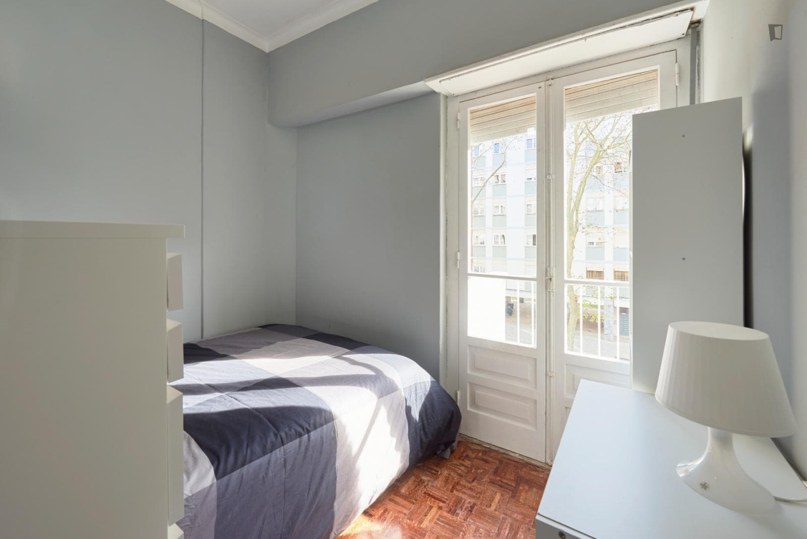 Bright double bedroom with balcony in a 6-Bedroom apartment, in Carnide photo 1