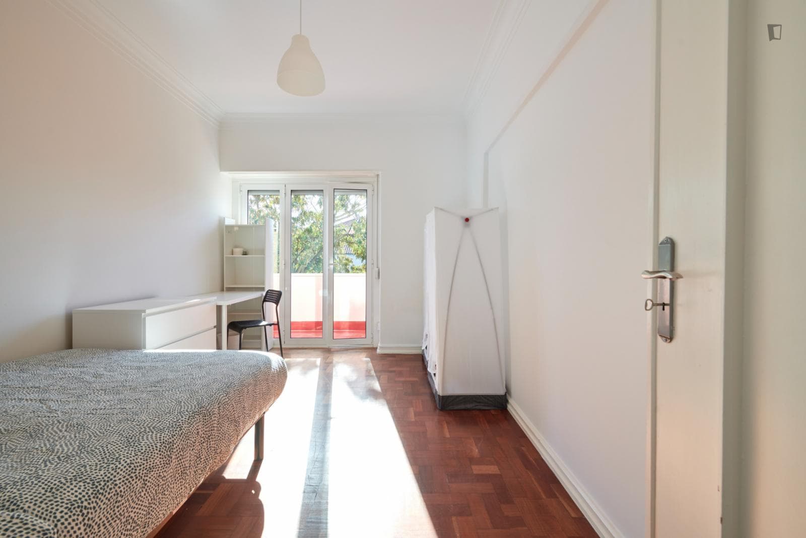 Sunny double bedroom in an 11-bedroom flat, in Entrecampos photo 1