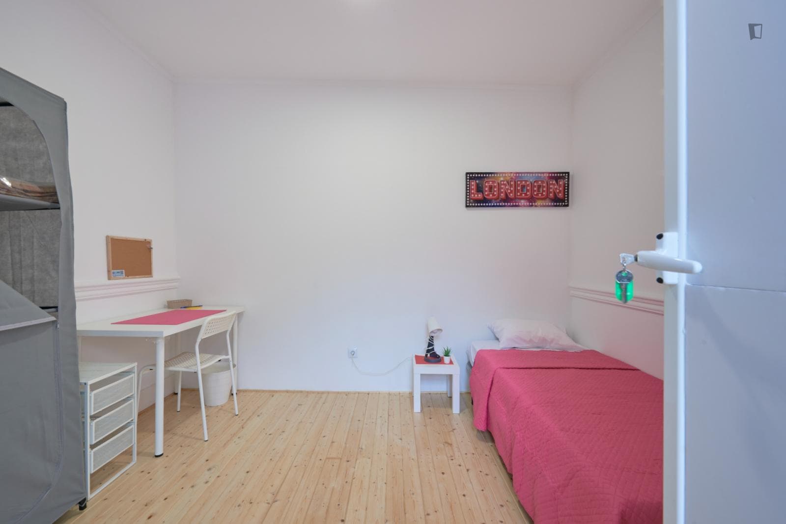 Cushy bedroom in a 9-Bedroom apartment, close to NOVA Medical School  photo 1