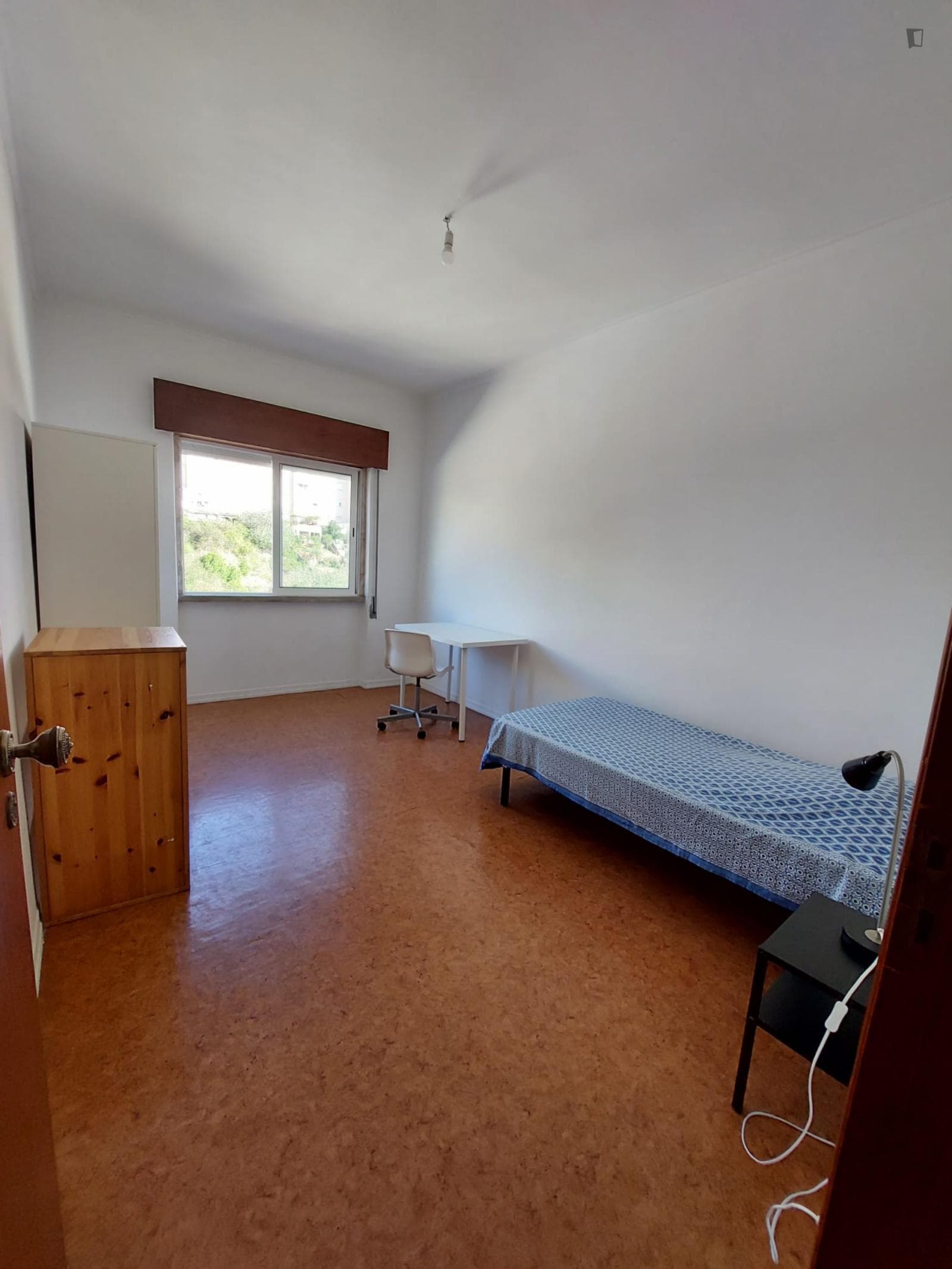 Homely single bedroom one minute walk to Queluz-Belas train station photo 1