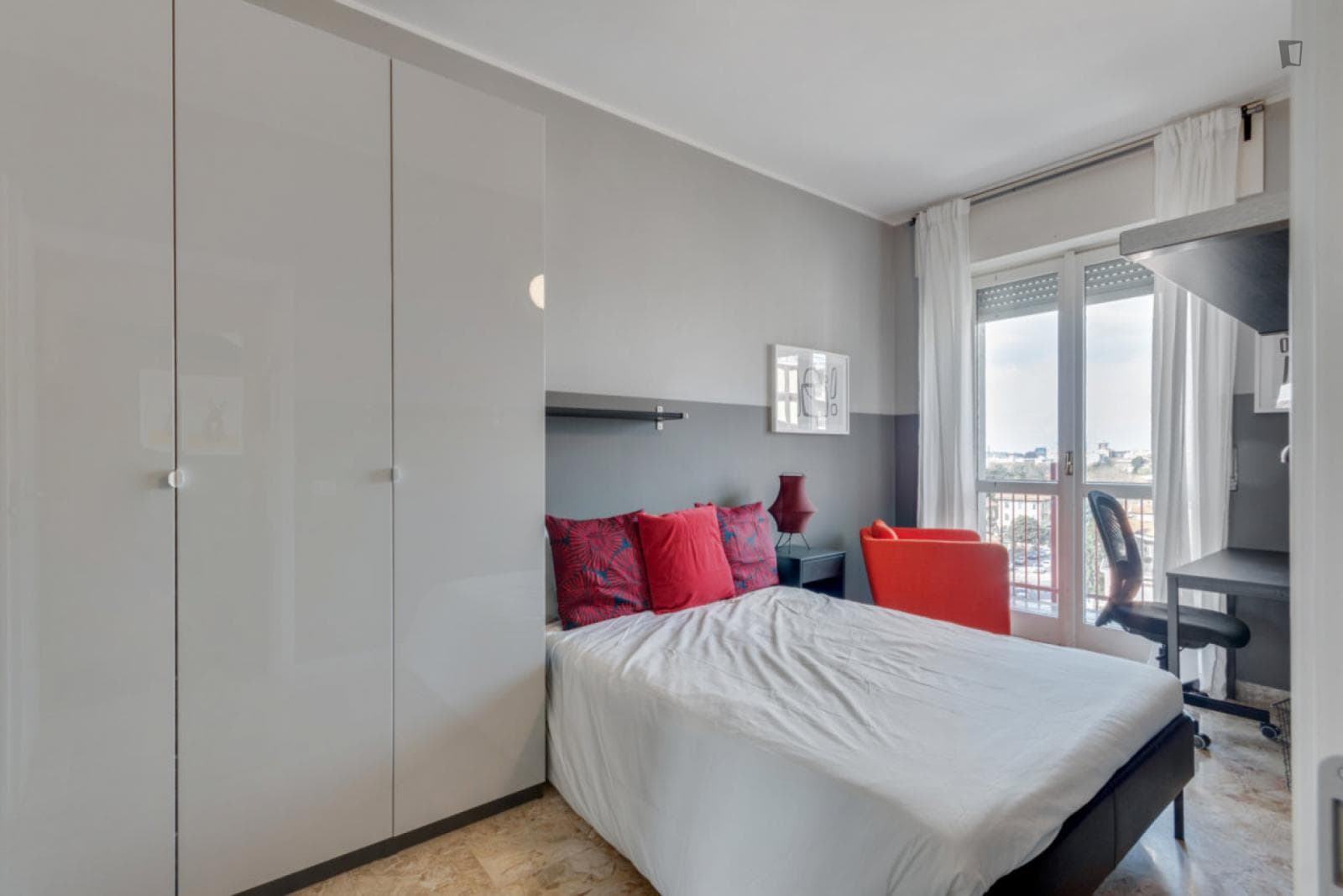 Modern double Bedroom in 5-bedrooms flat close to centrale photo 1