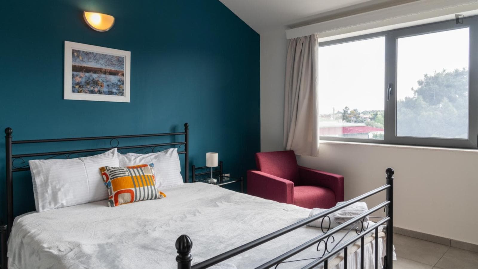 Delightful bed close to MacArthur  photo 1