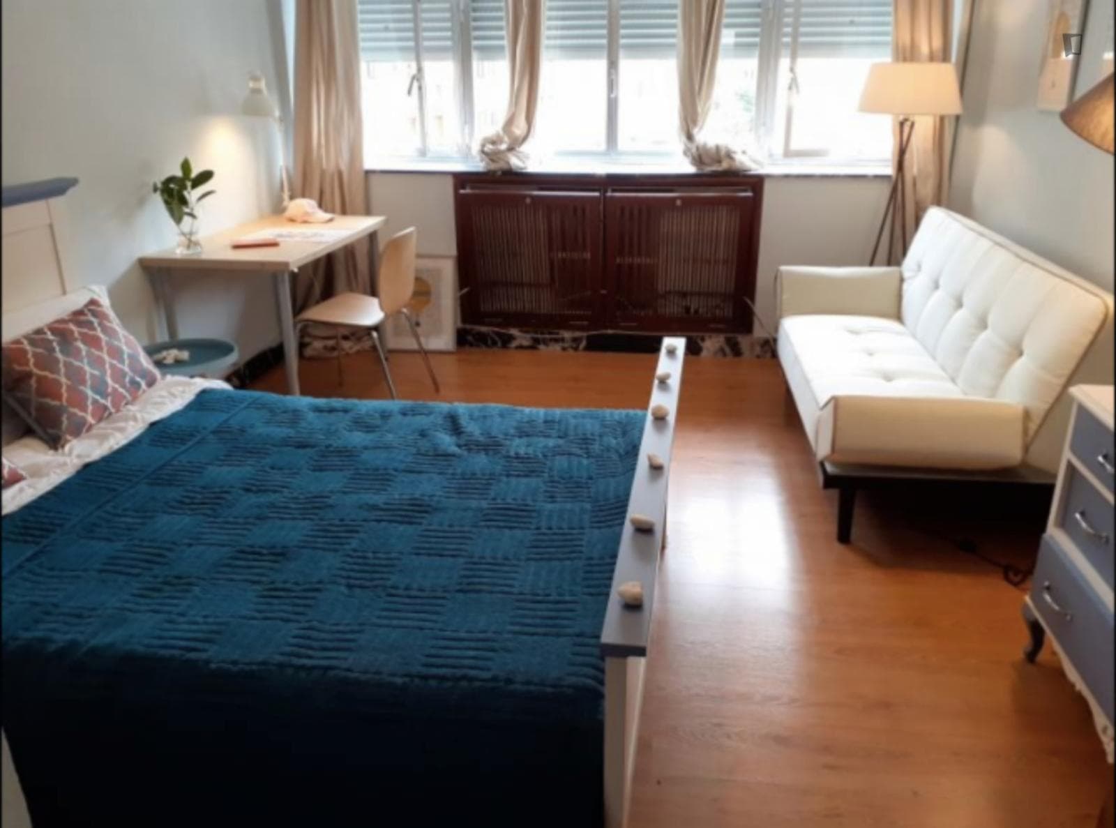 Luminous BLUE SEA and beautifully painted room, central location, cheerful, bright photo 1