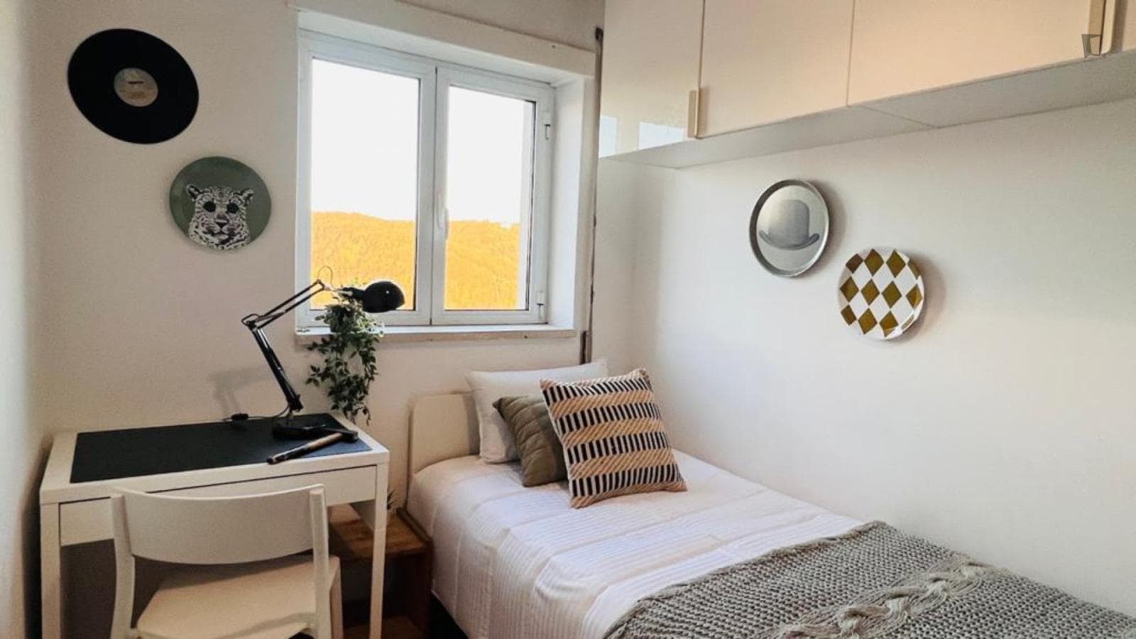 Inviting single bedroom in Olivais photo 1