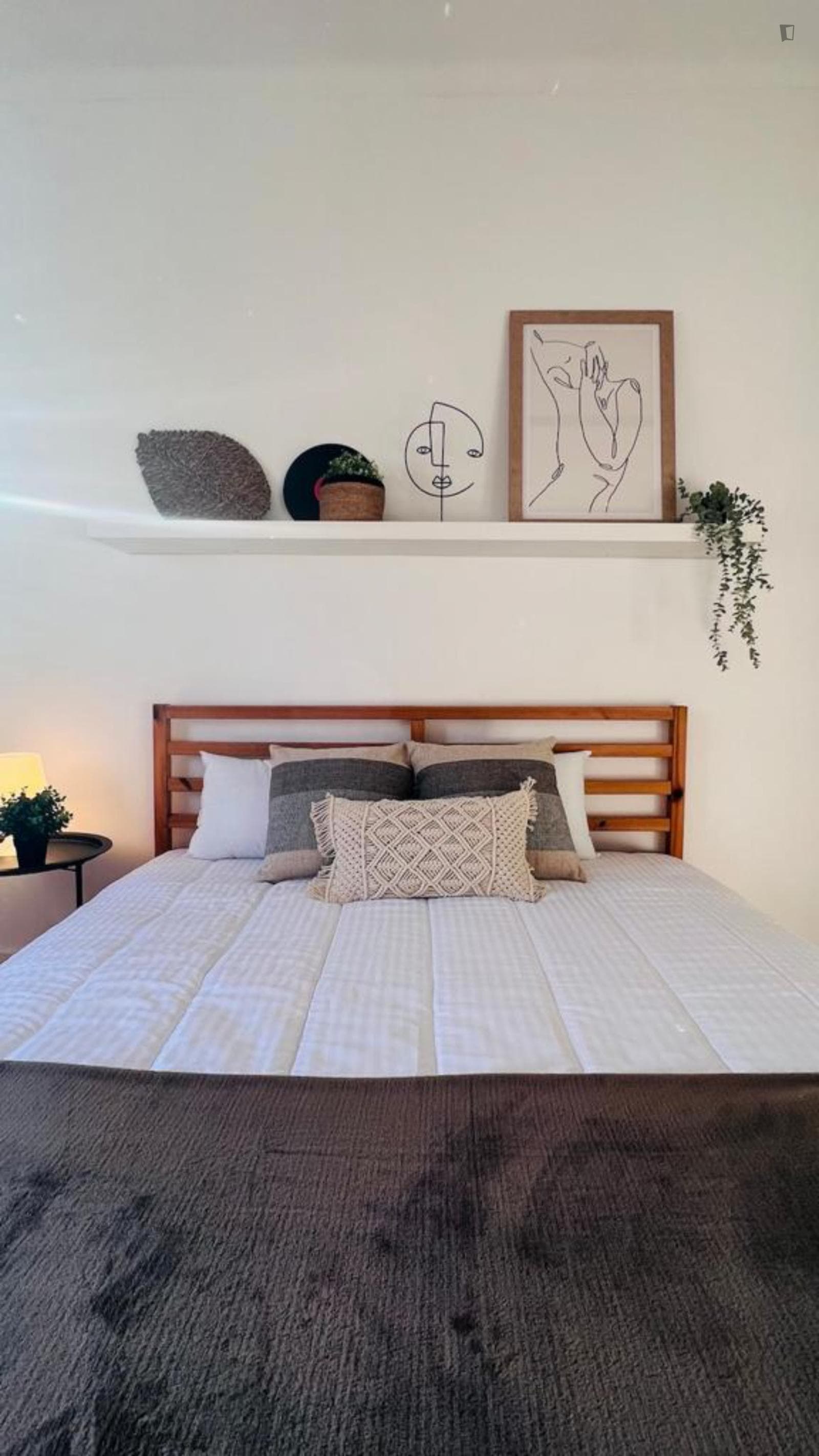 Interesting double bedroom near Faculdade de Economia photo 1