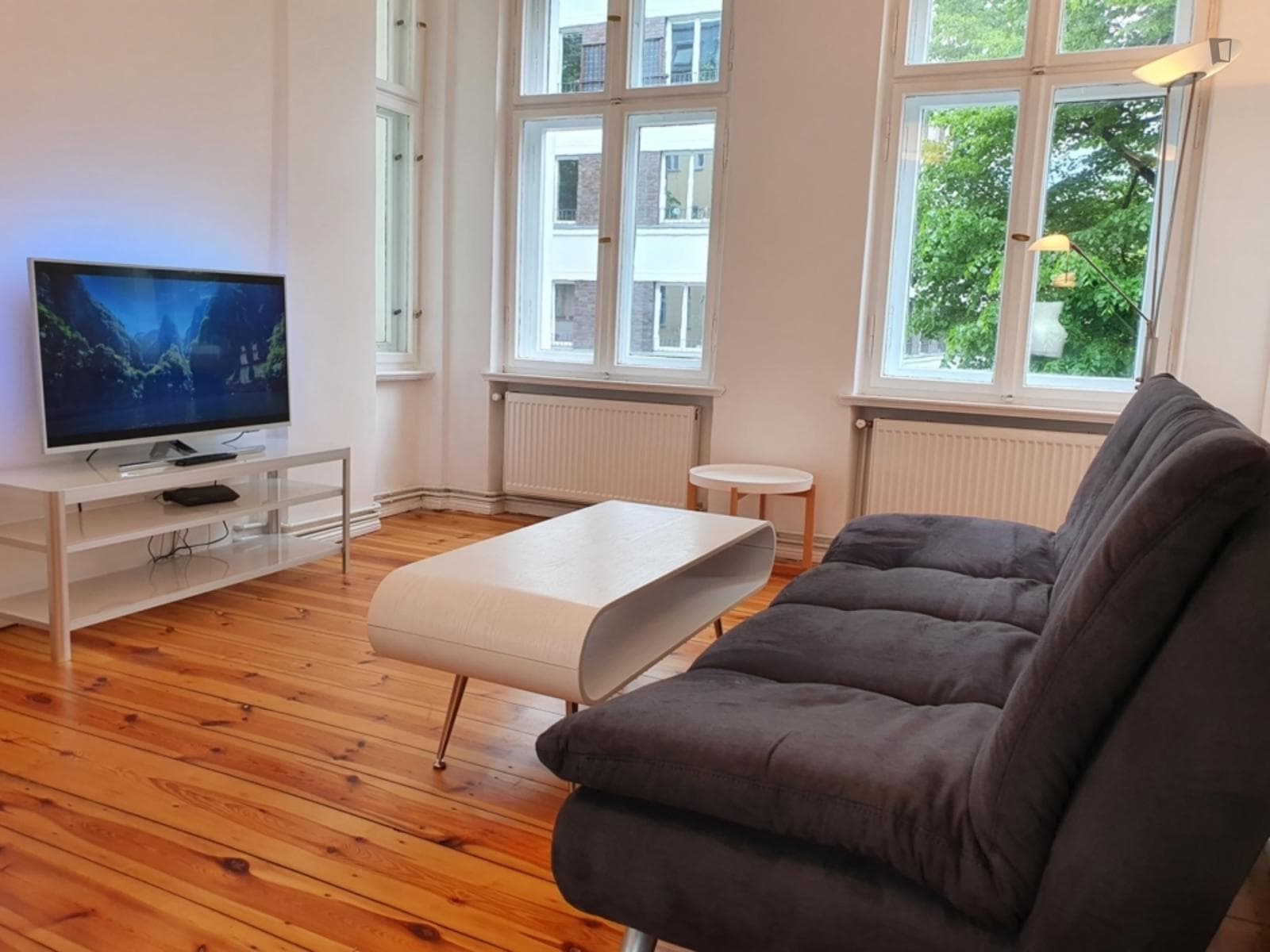 Inviting 1-bedroom apartment in Lichtenberg photo 1