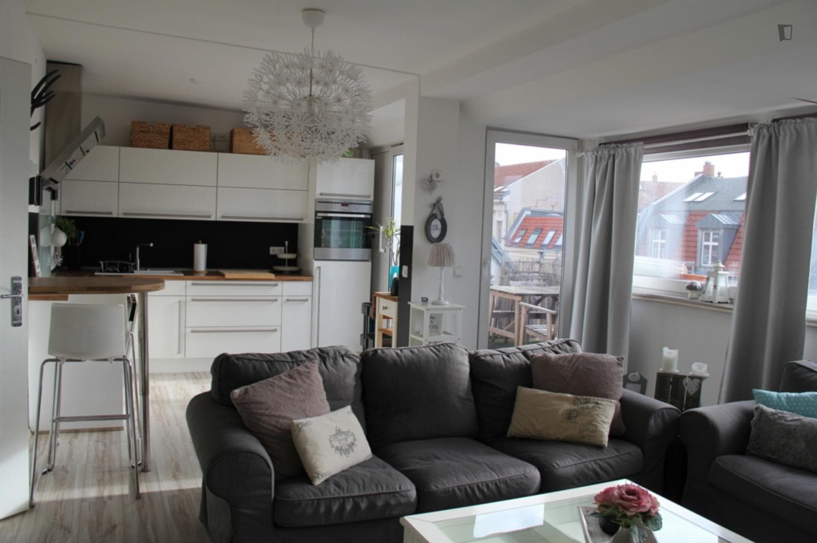 Luminous 2-bedroom apartment with balcony in Kollwitzkiez photo 1