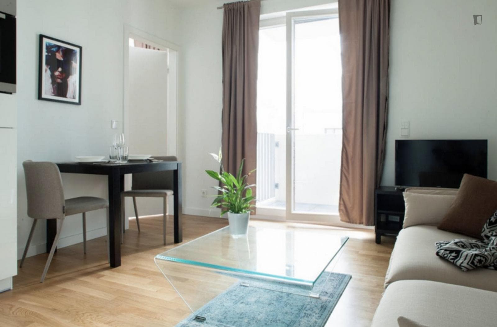 Bright 1-bedroom apartment with balcony close to Naturkundemuseum metro station  photo 1