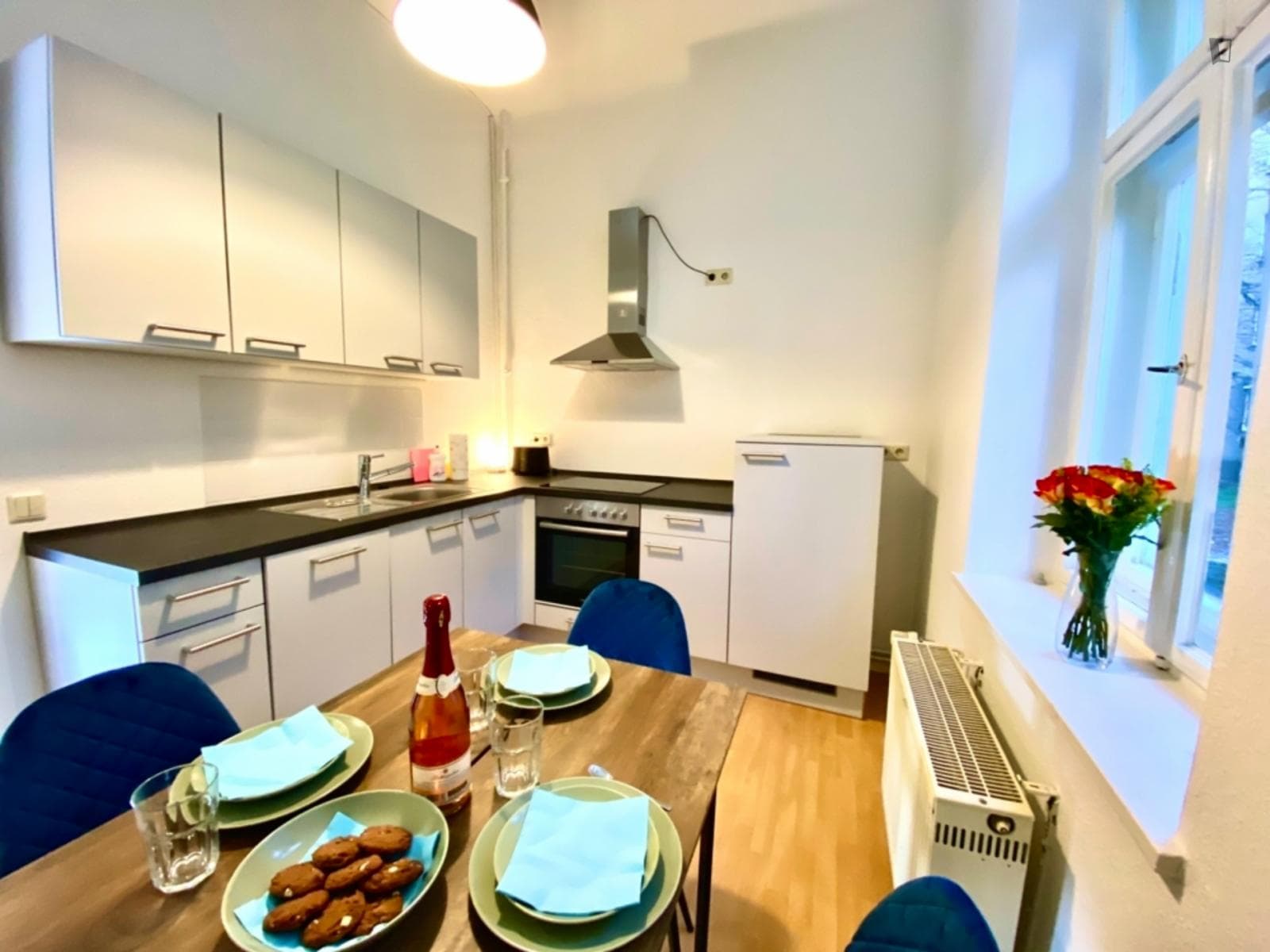 Bright 2-bedroom apartment close to Nöldnerplatz metro station photo 1