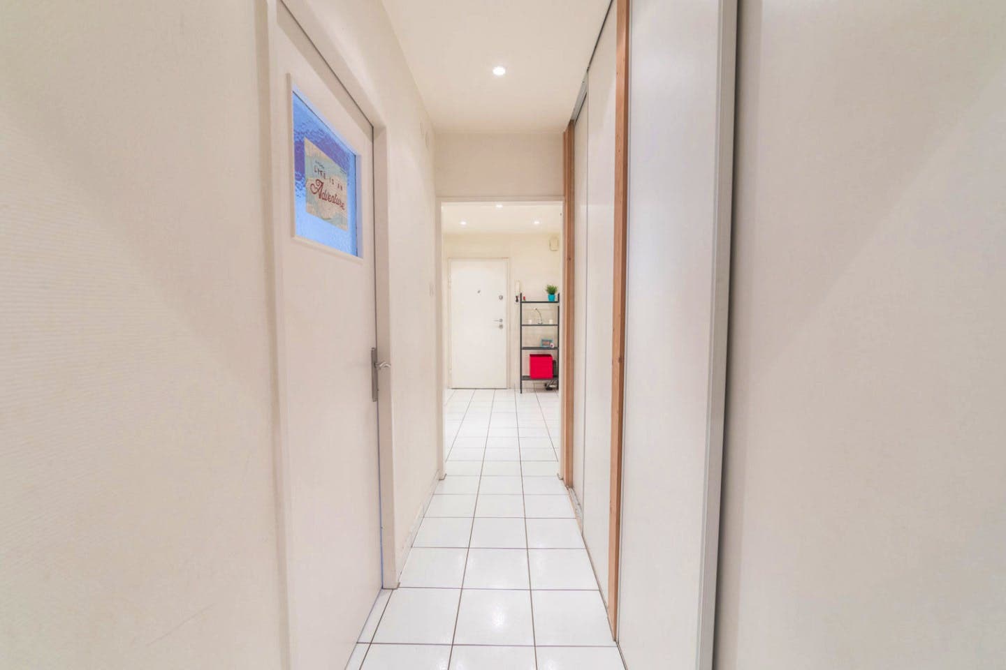 Beautifully furnished apartment in an ideal location photo 1